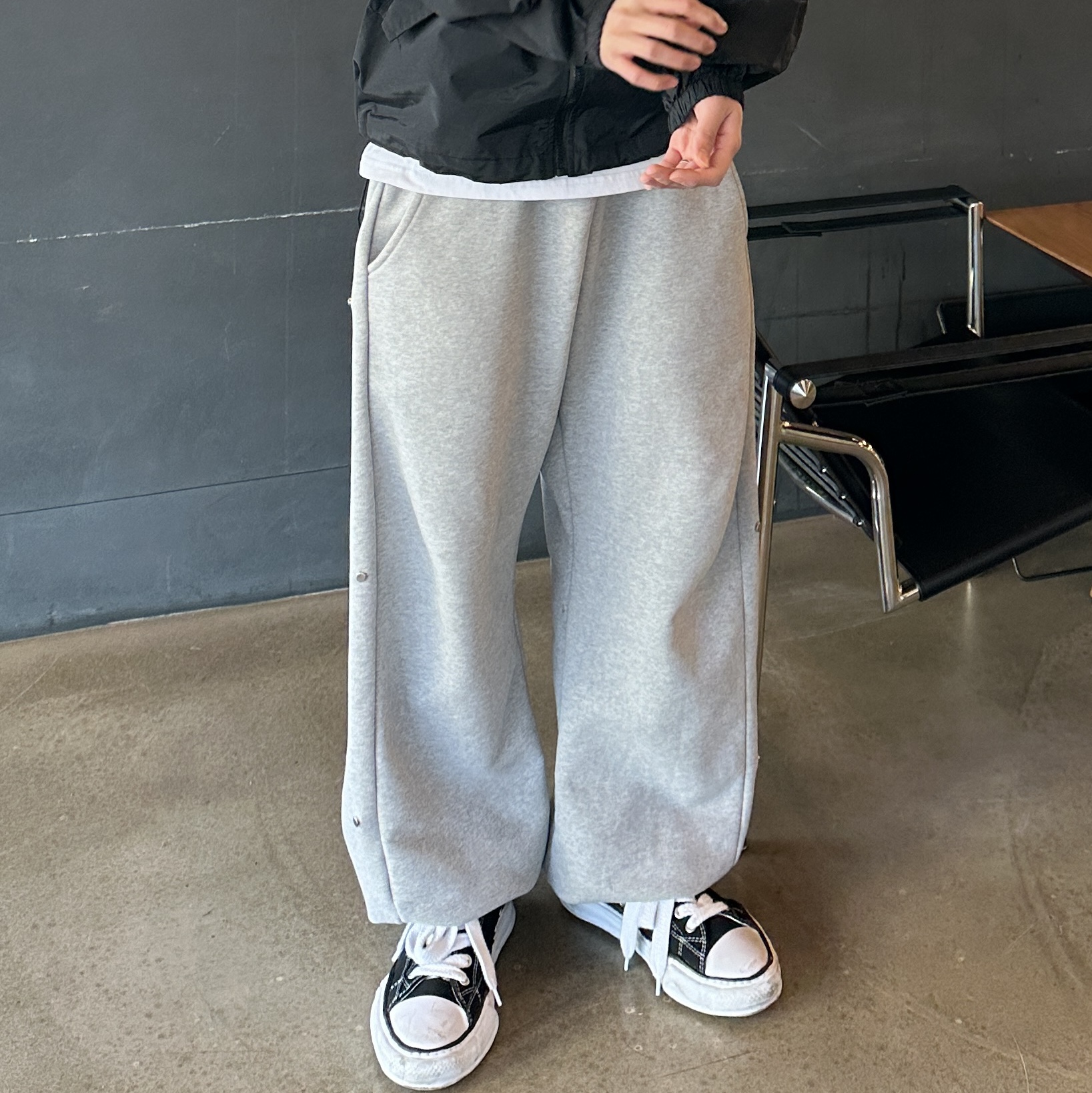 Maison Mihara Yasuhiro Peterson OG Sole Canvas Low Sneakers Black, MJD Side Snap Wide C/P Sweatpants Melange Grey 착용 스타일