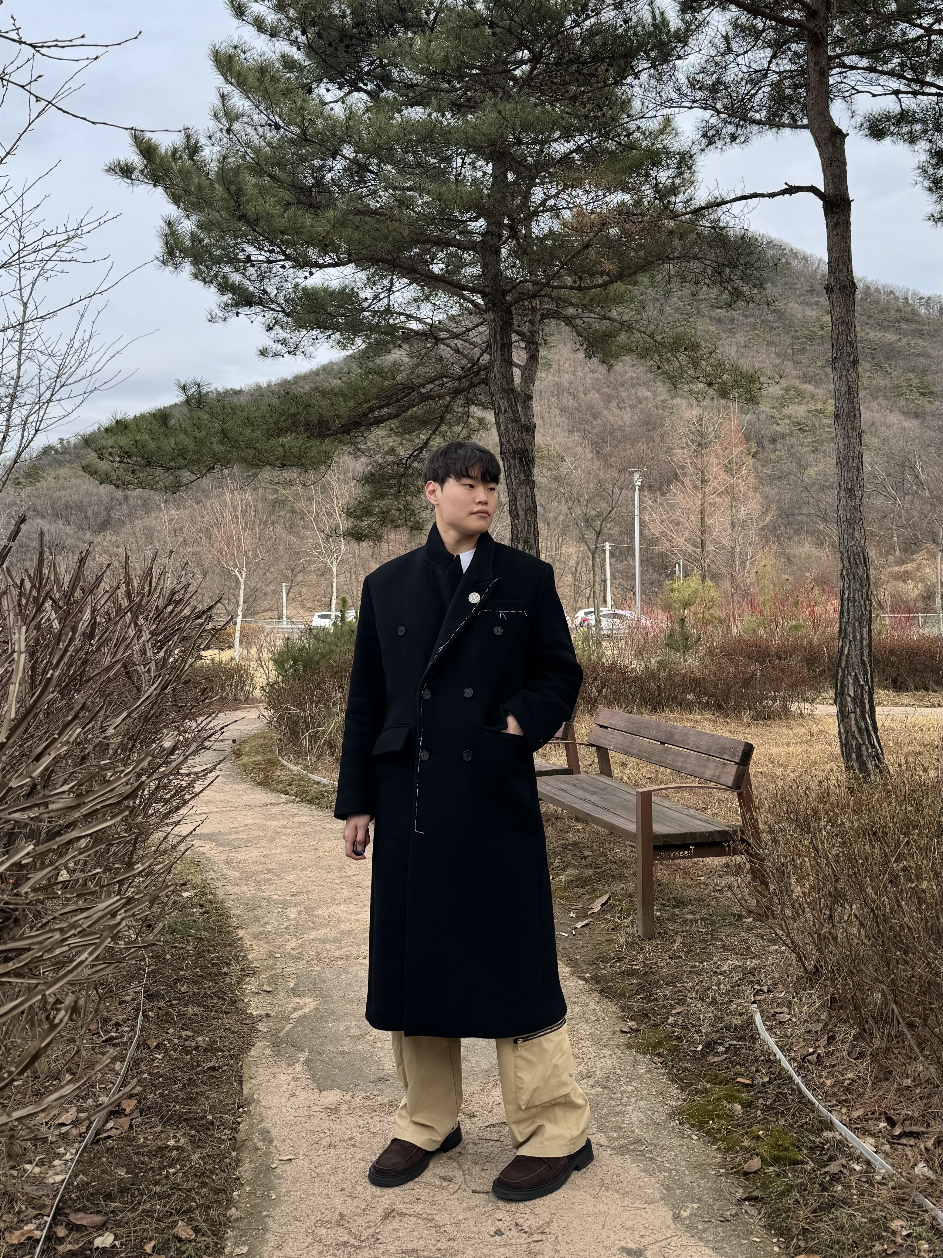 STU Hand Stitch Double Coat Black, STU Suede Peny Loafers Brown 착용 스타일 - 2