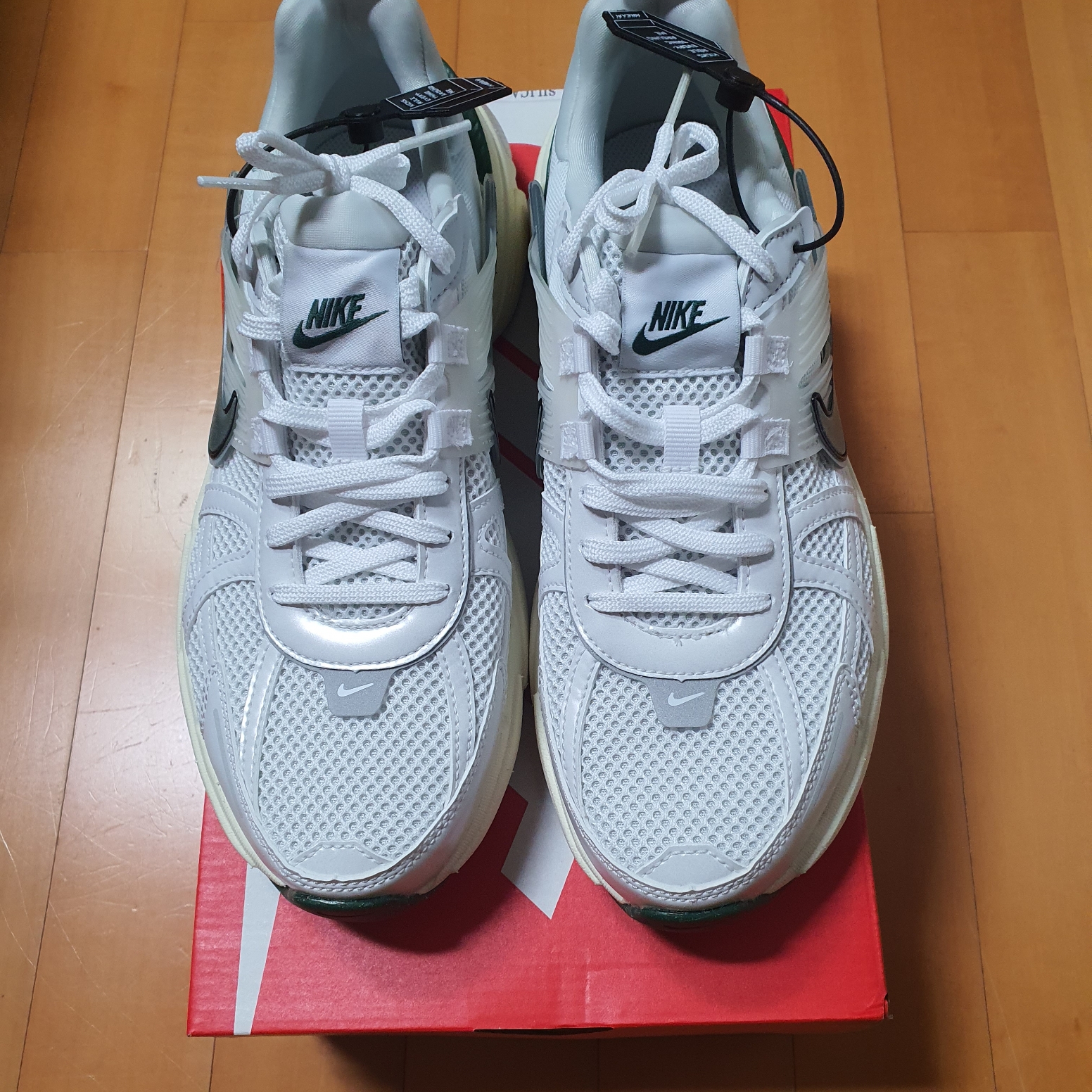 Nike V2K Run White Fir 착용 스타일