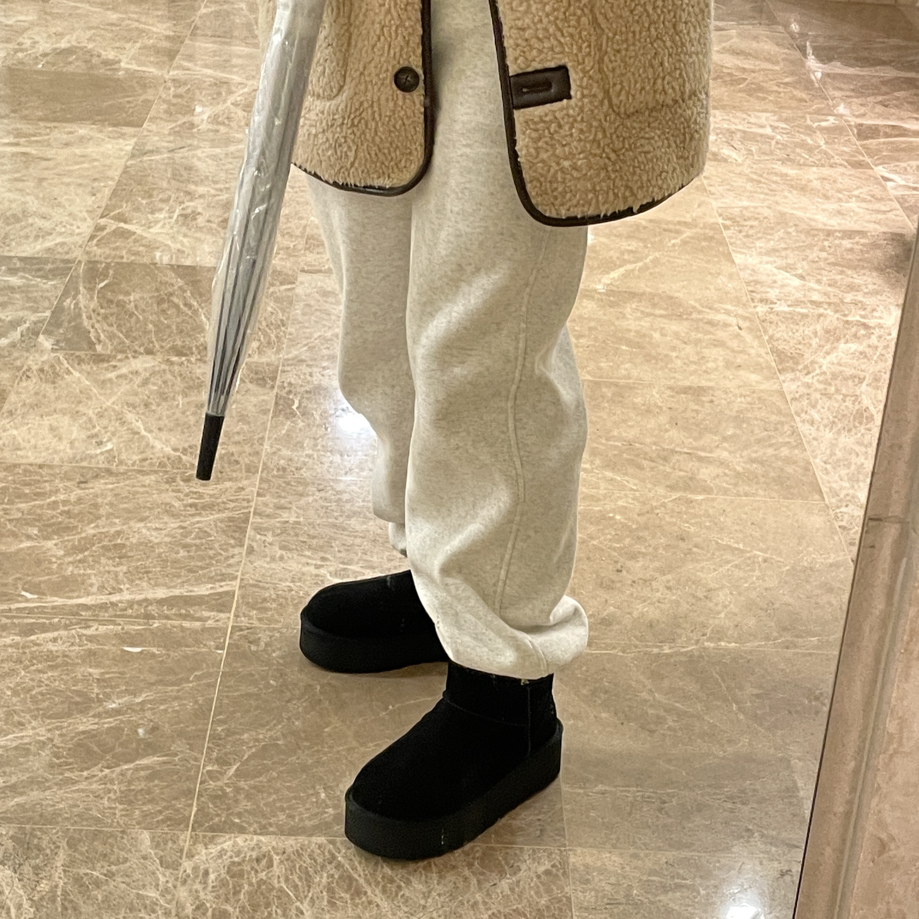 (W) UGG Classic Mini Platform Boots Black, Acne Studios Canada Cashmere Muffler Caramel Brown 착용 스타일 - 1