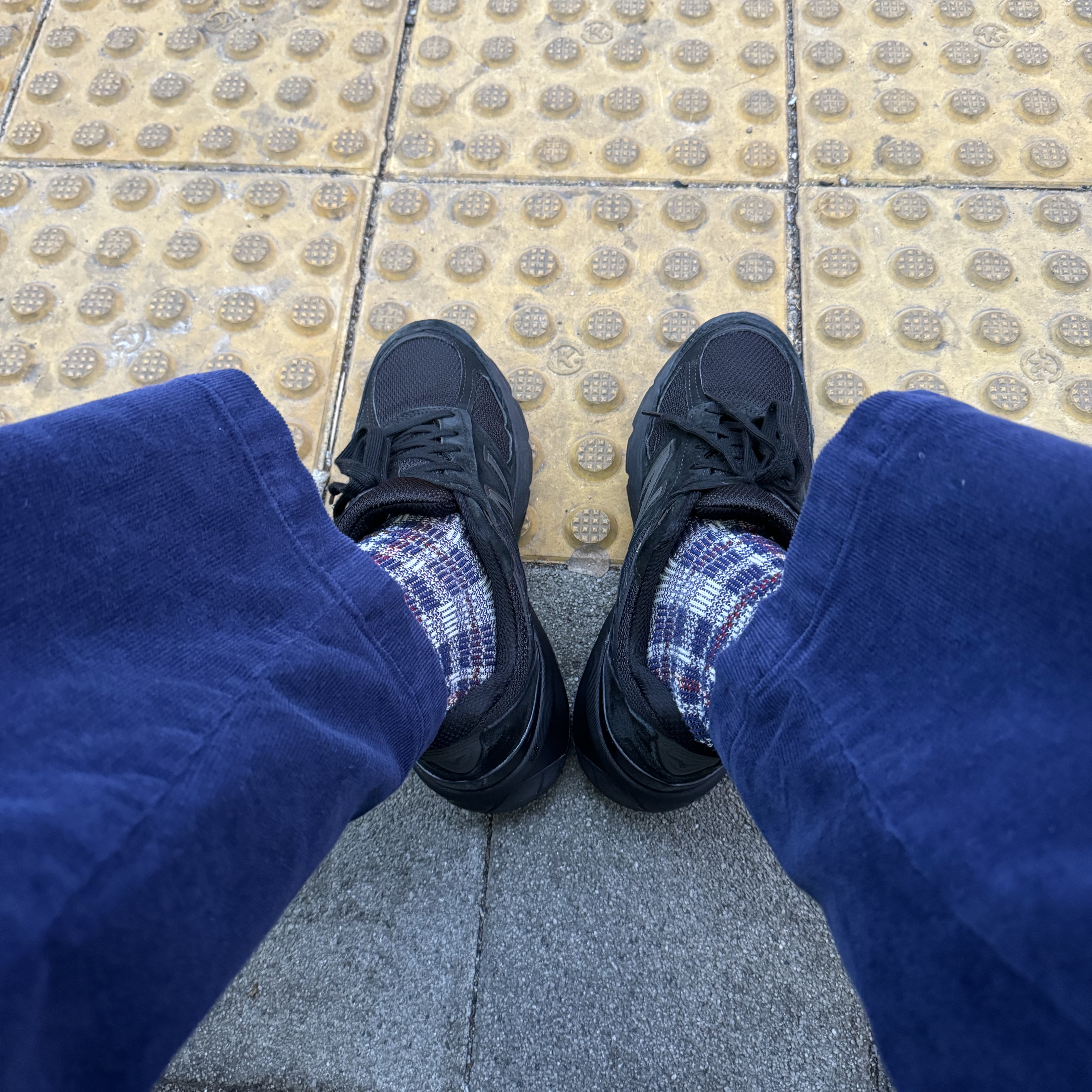 New Balance 990v5 Made in USA Triple Black - 2E Wide 착용 스타일