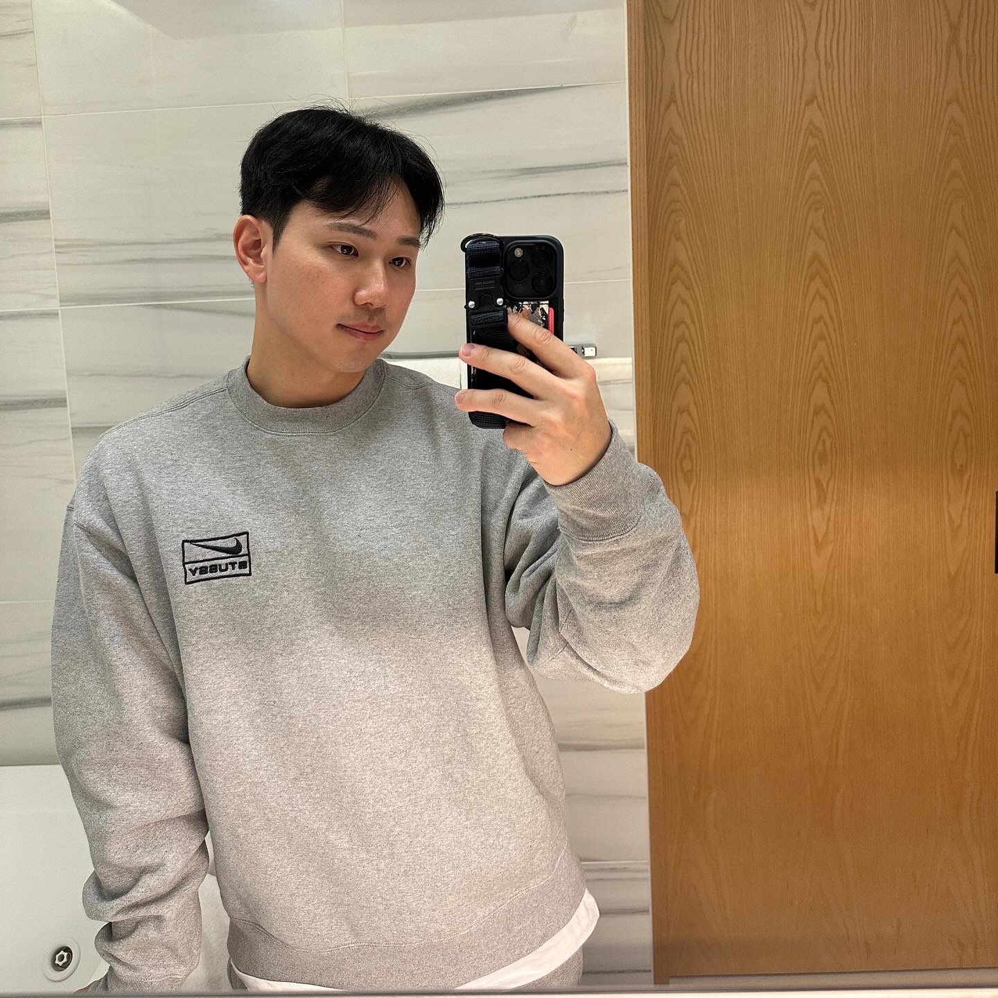 Nike x Stussy NRG Fleece Pants Dark Grey Heather (DO9340-063), Nike x Stussy NRG Fleece Crewneck Dark Grey Heather (DO9337-063) 착용 스타일 - 2