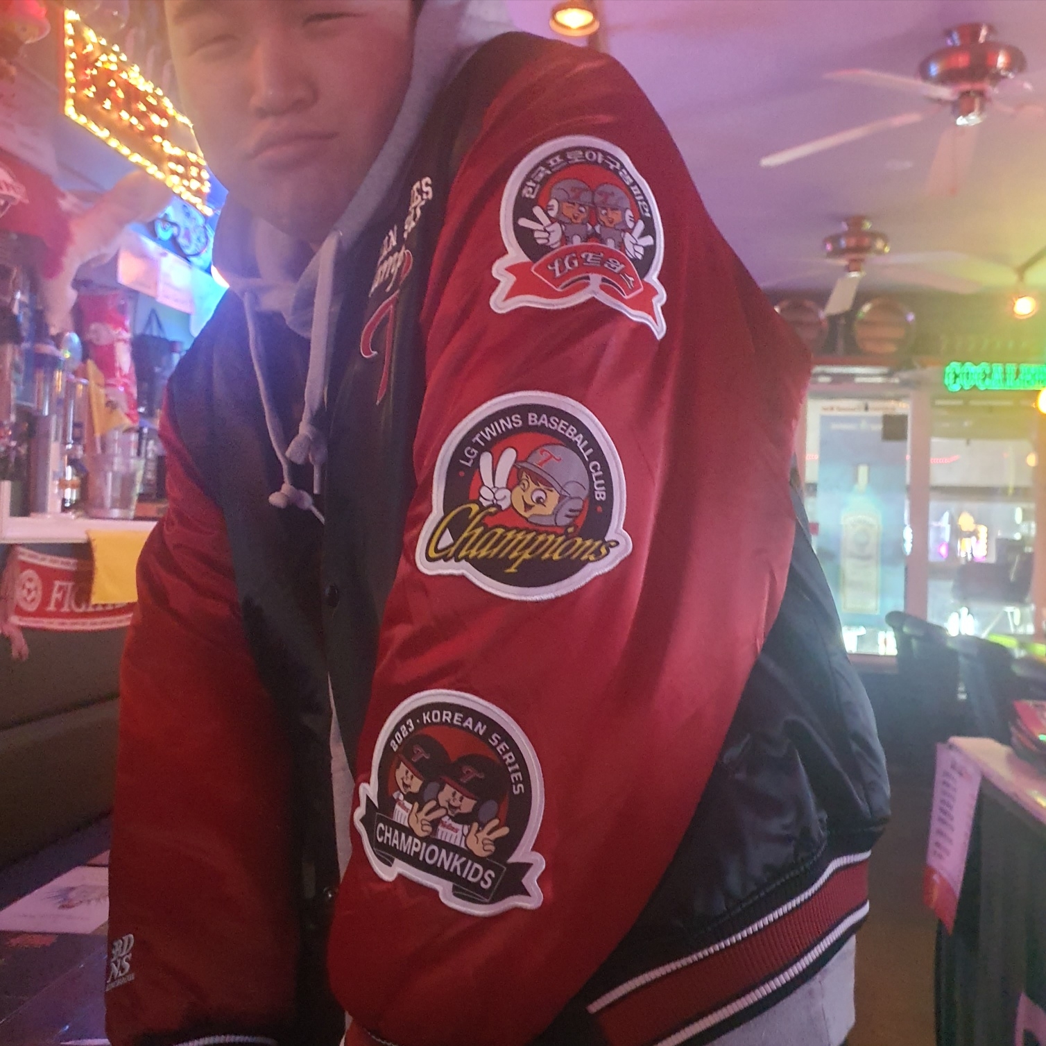 BDNS x LG TWINS 2023 Champions Jumper Red 착용 스타일