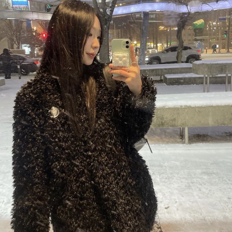 Yunse Women Eco Fur Coat Black 착용 스타일 - 1