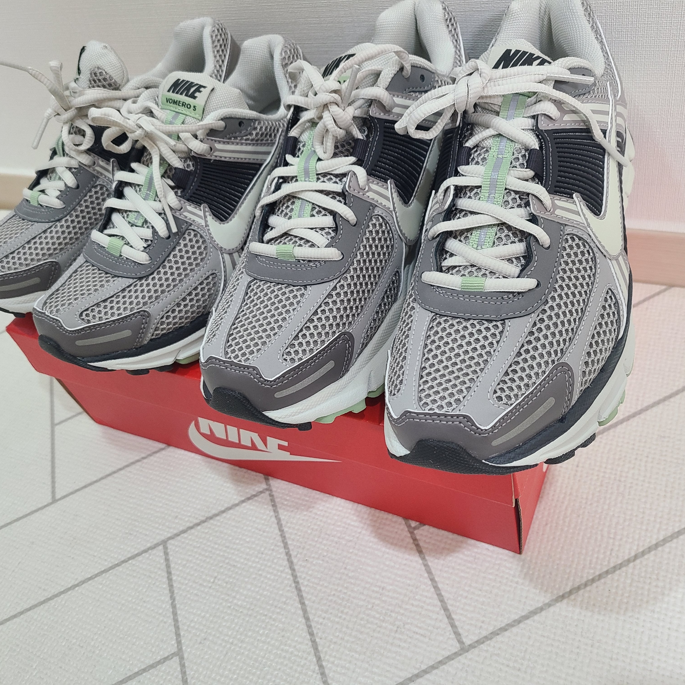 (W) Nike Zoom Vomero 5 Cobblestone and Flat Pewter 착용 스타일