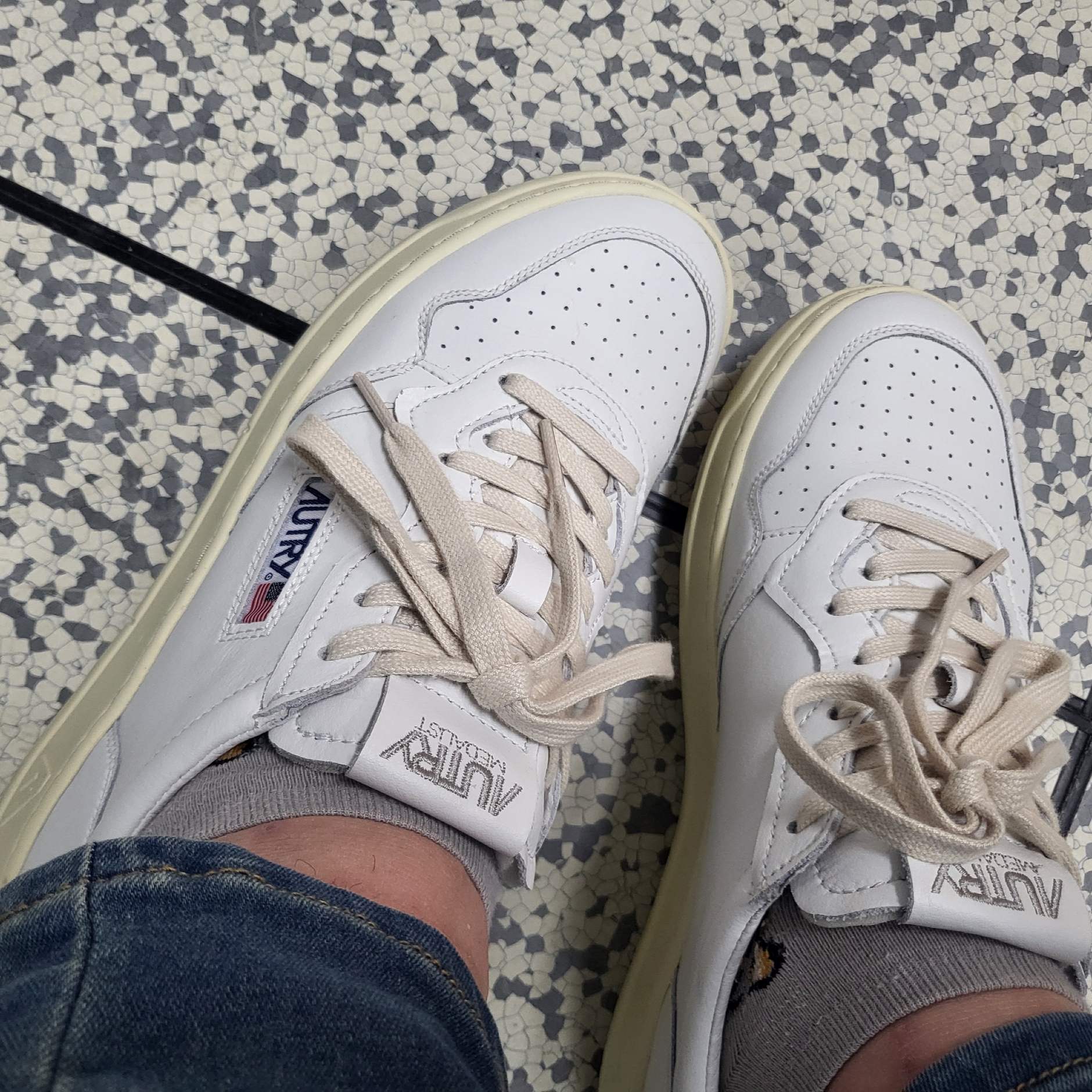 Autry Medalist Low Leather Sneakers White 착용 스타일