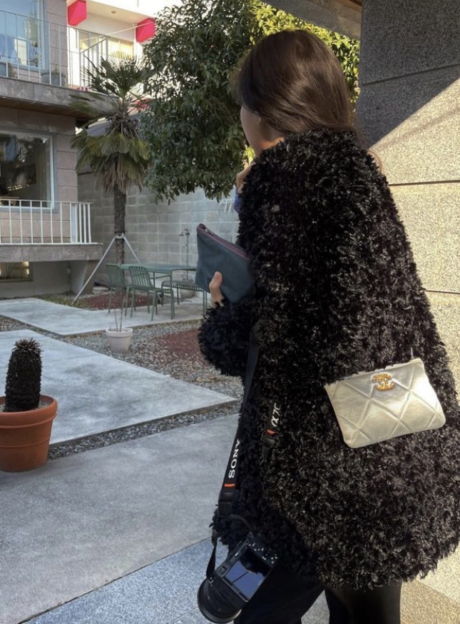 Yunse Women Eco Fur Coat Black 착용 스타일 - 2