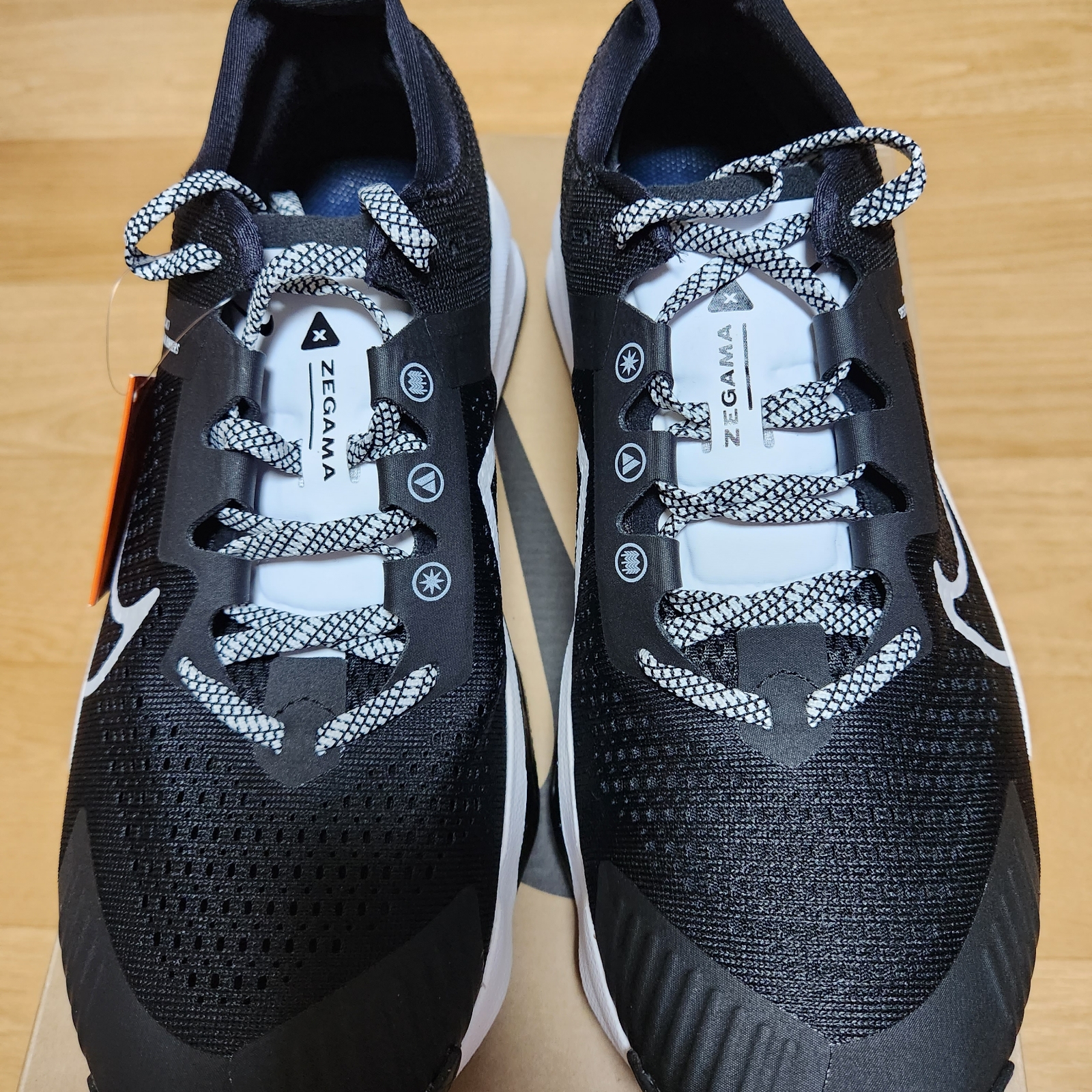 Nike ZoomX Zegama Trail Deep Black White 착용 스타일 - 1