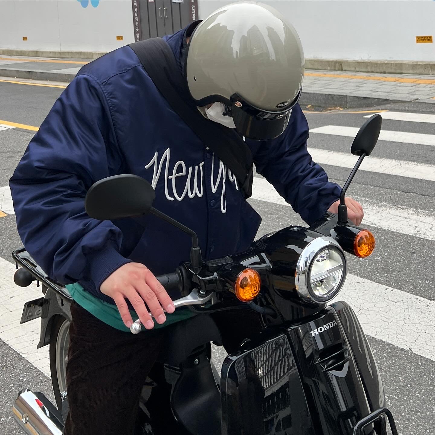 Stussy NY Chapter Satin Varsity Jacket Navy 착용 스타일