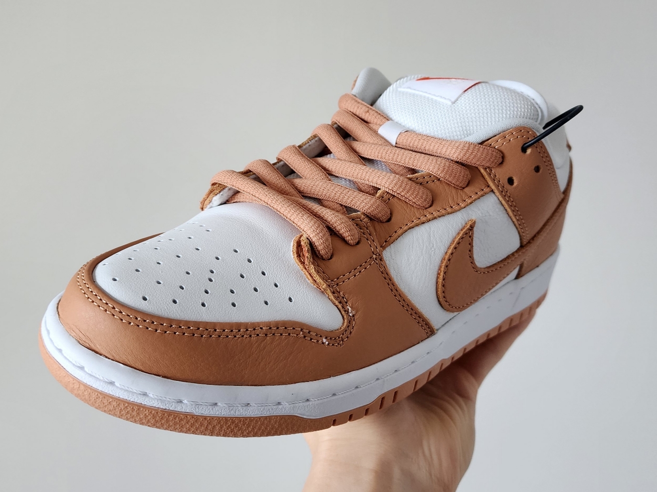 Nike SB Dunk Low Pro Light Cognac 착용 스타일