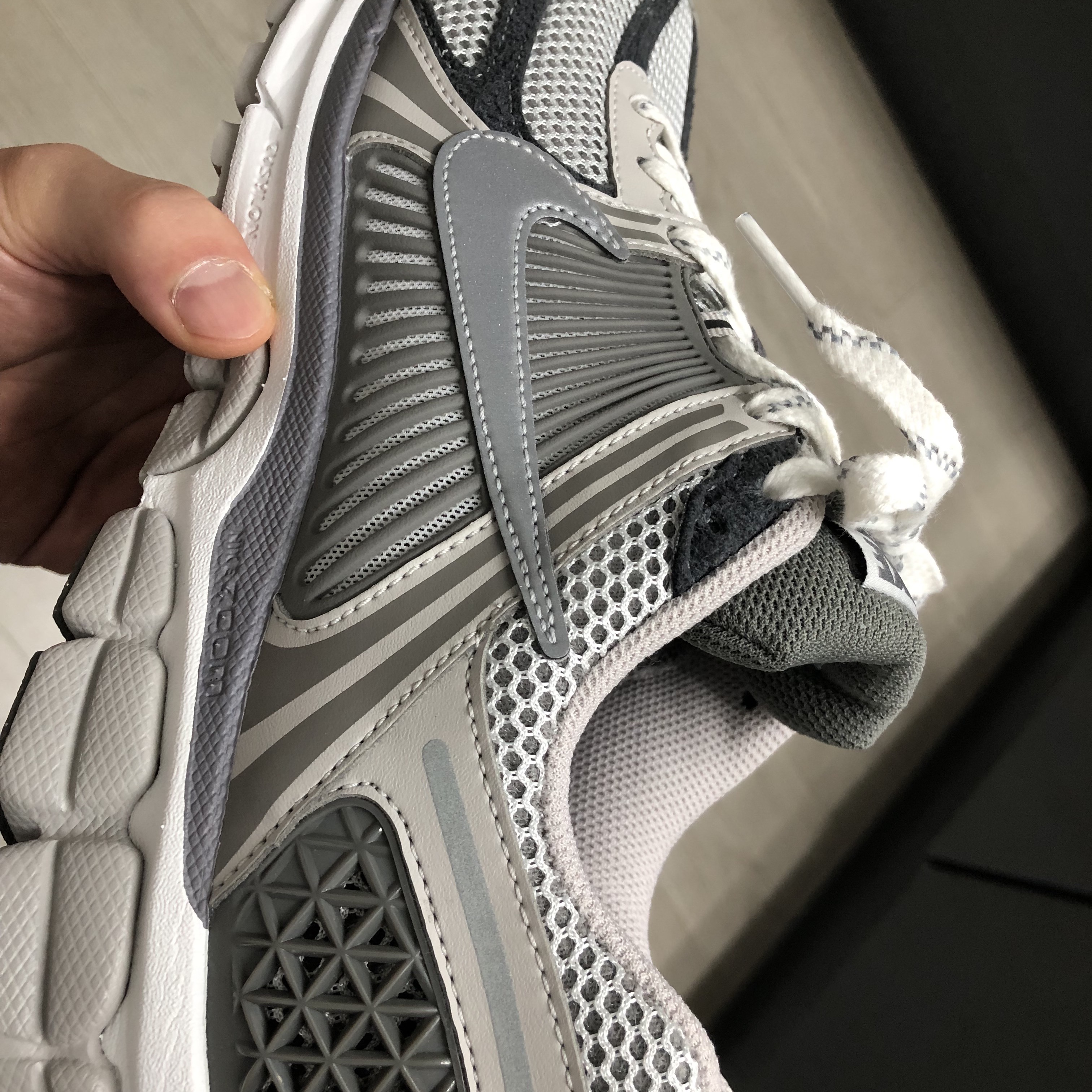 Nike Zoom Vomero 5 PRM Light Iron Ore and Flat Fewter 착용 스타일 - 3