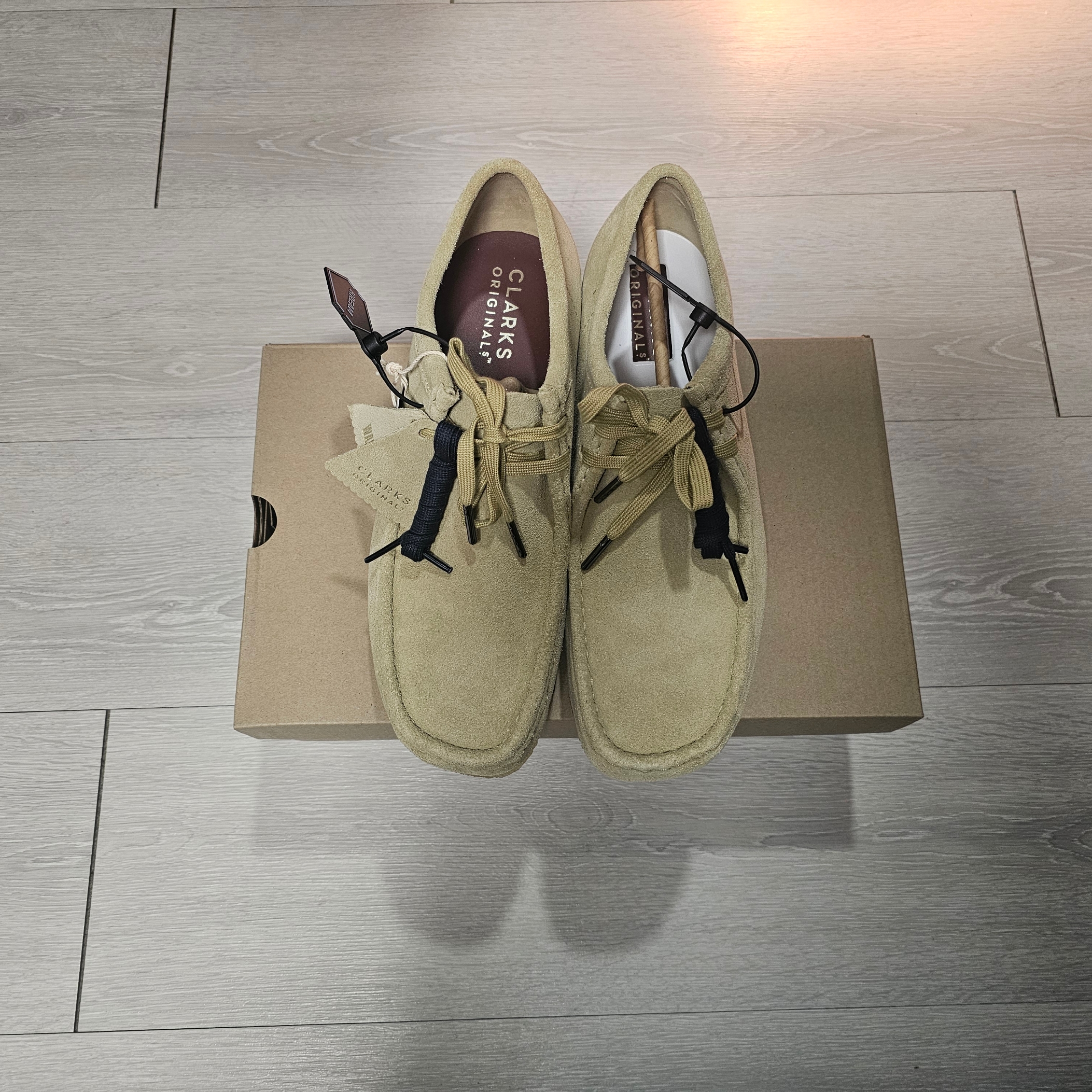 Clarks Wallabee Maple Suede 착용 스타일 - 3