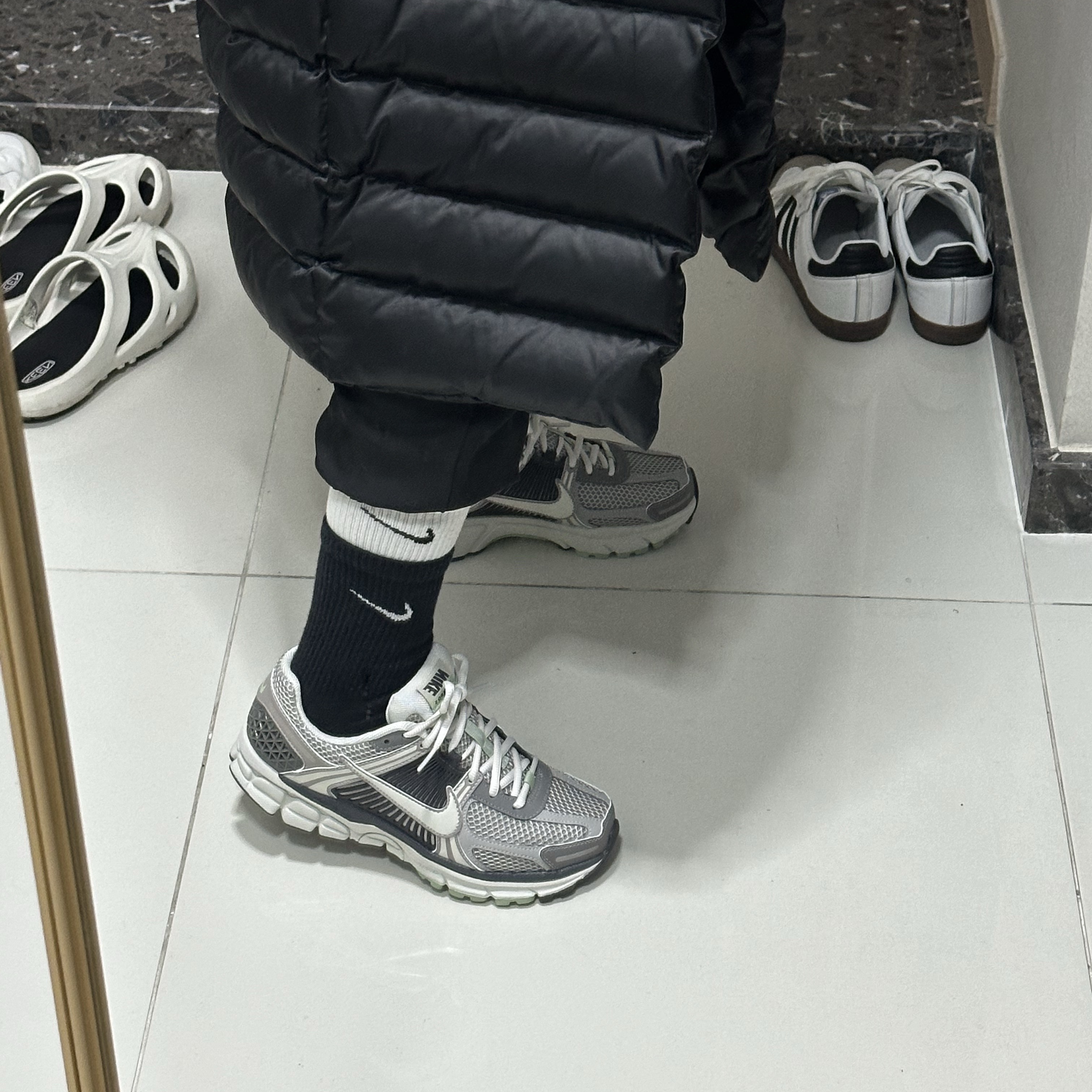 (W) Nike Zoom Vomero 5 Cobblestone and Flat Pewter 착용 스타일