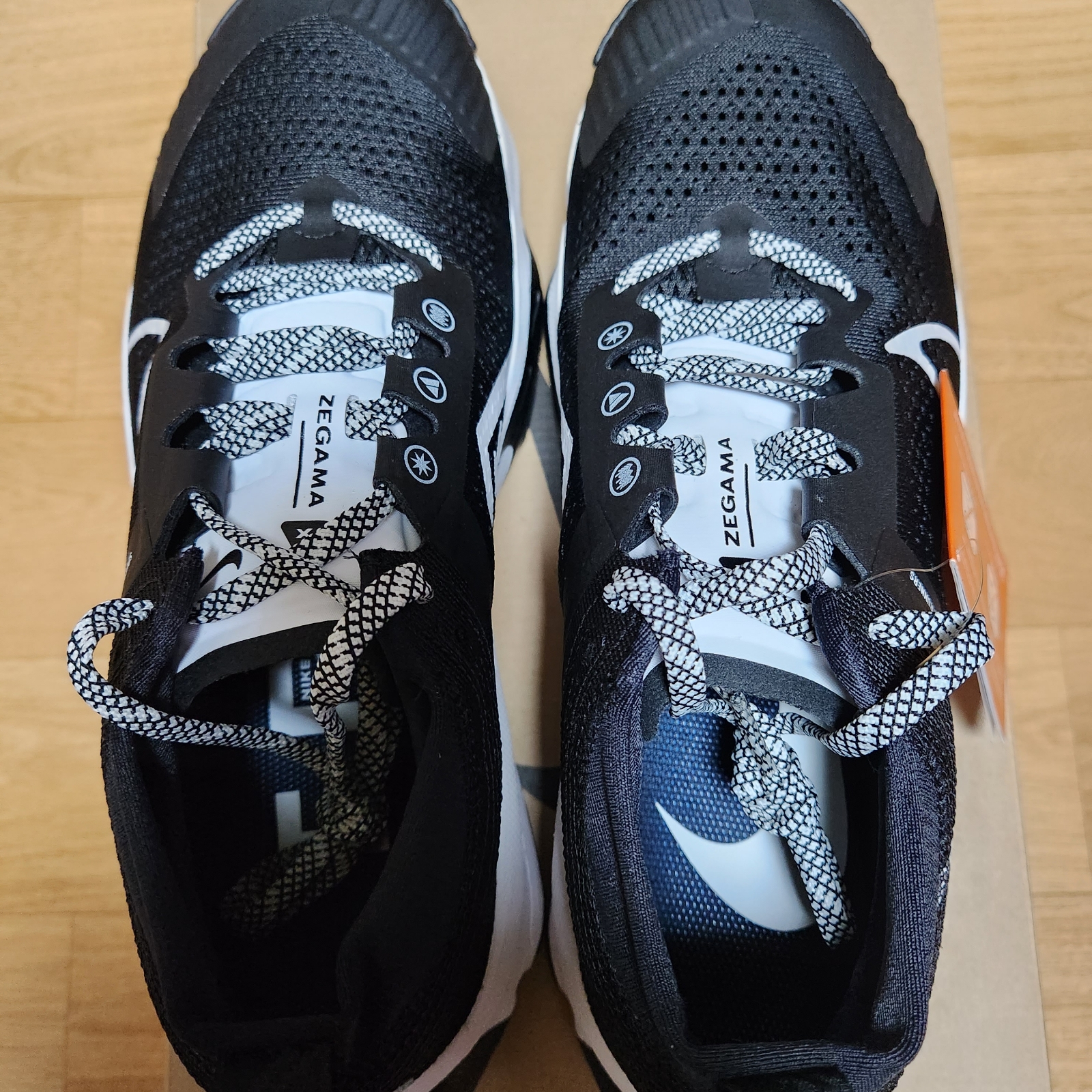 Nike ZoomX Zegama Trail Deep Black White 착용 스타일 - 2
