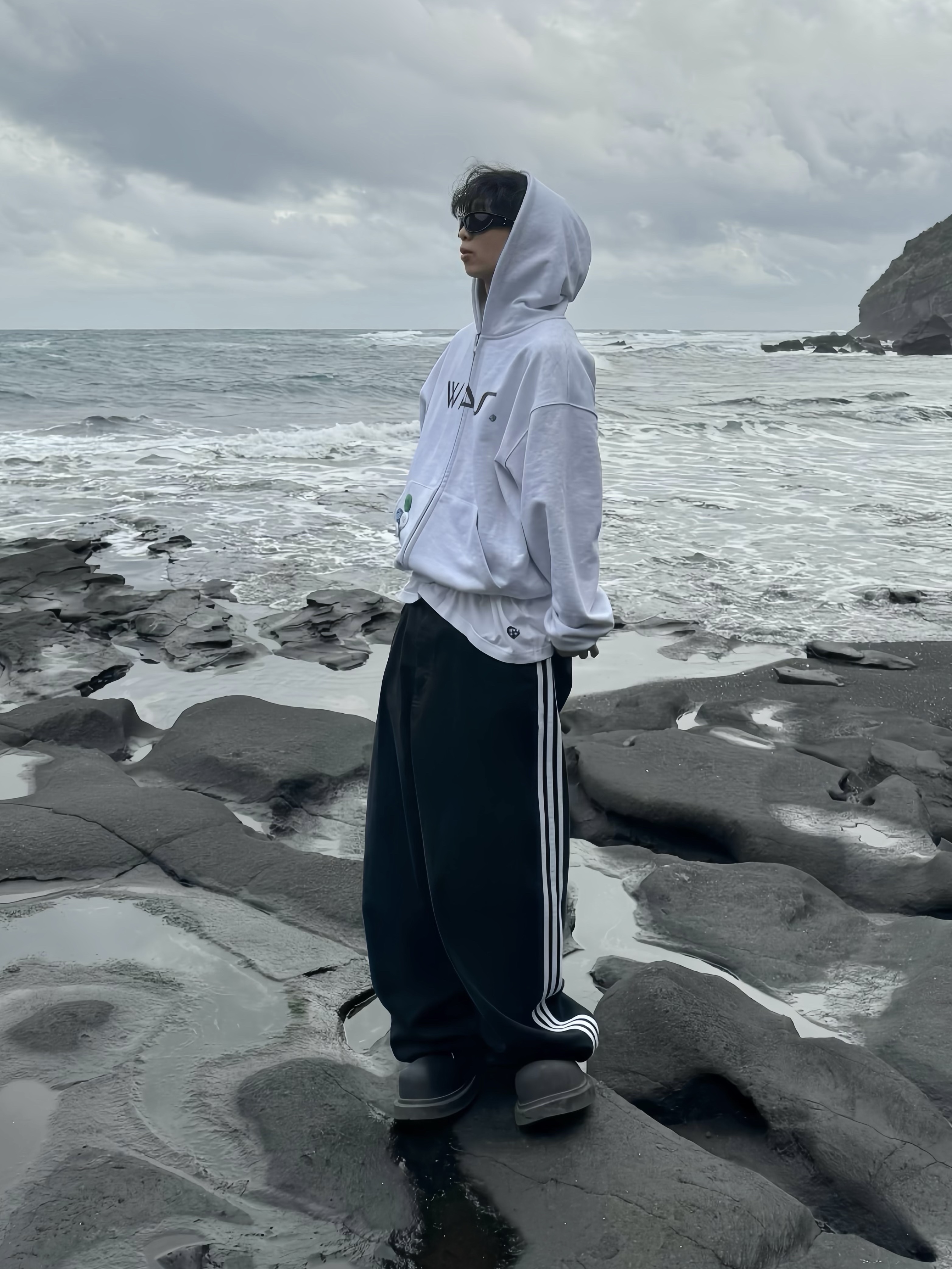 Gentle Monster x Maison Margiela MM003 Black Black, Balenciaga x Adidas Large Baggy Trousers Black 착용 스타일 - 5