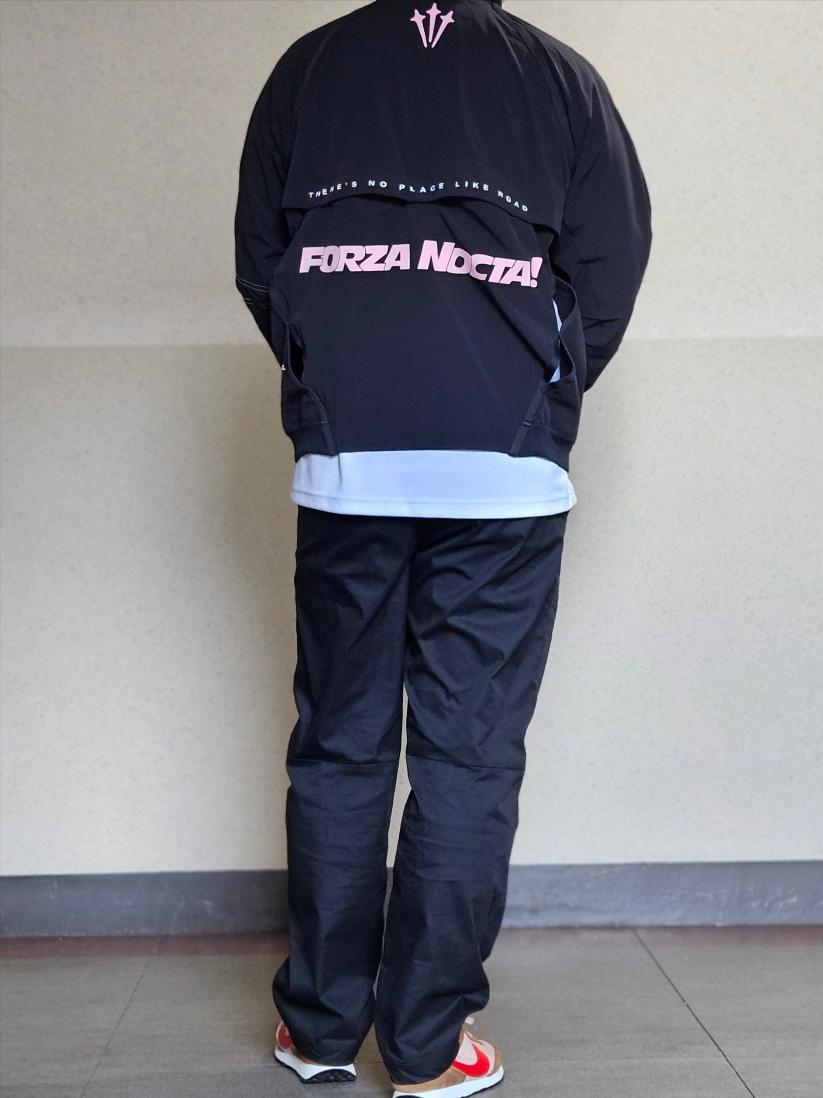(W) Nike x Drake Nocta NRG LR L/S Crew Black (DV3631-010) 착용 스타일 - 3