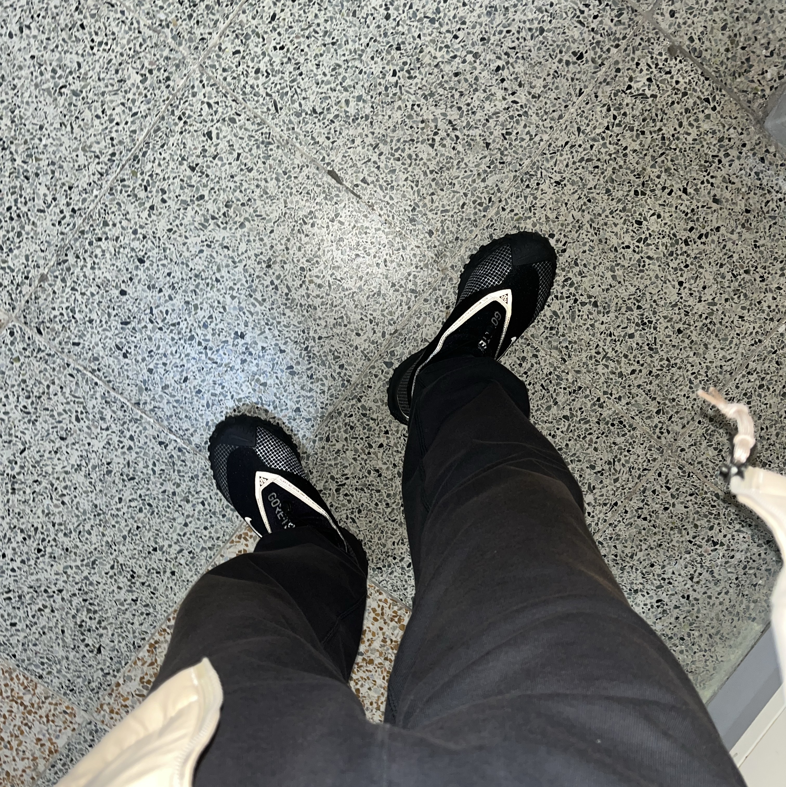Nike ACG Therma-Fit ADV Rope De Dope Jacket Light Iron Ore - Asia, Nike ACG Mountain Fly Gore-Tex Black and Dark Grey 착용 스타일 - 1