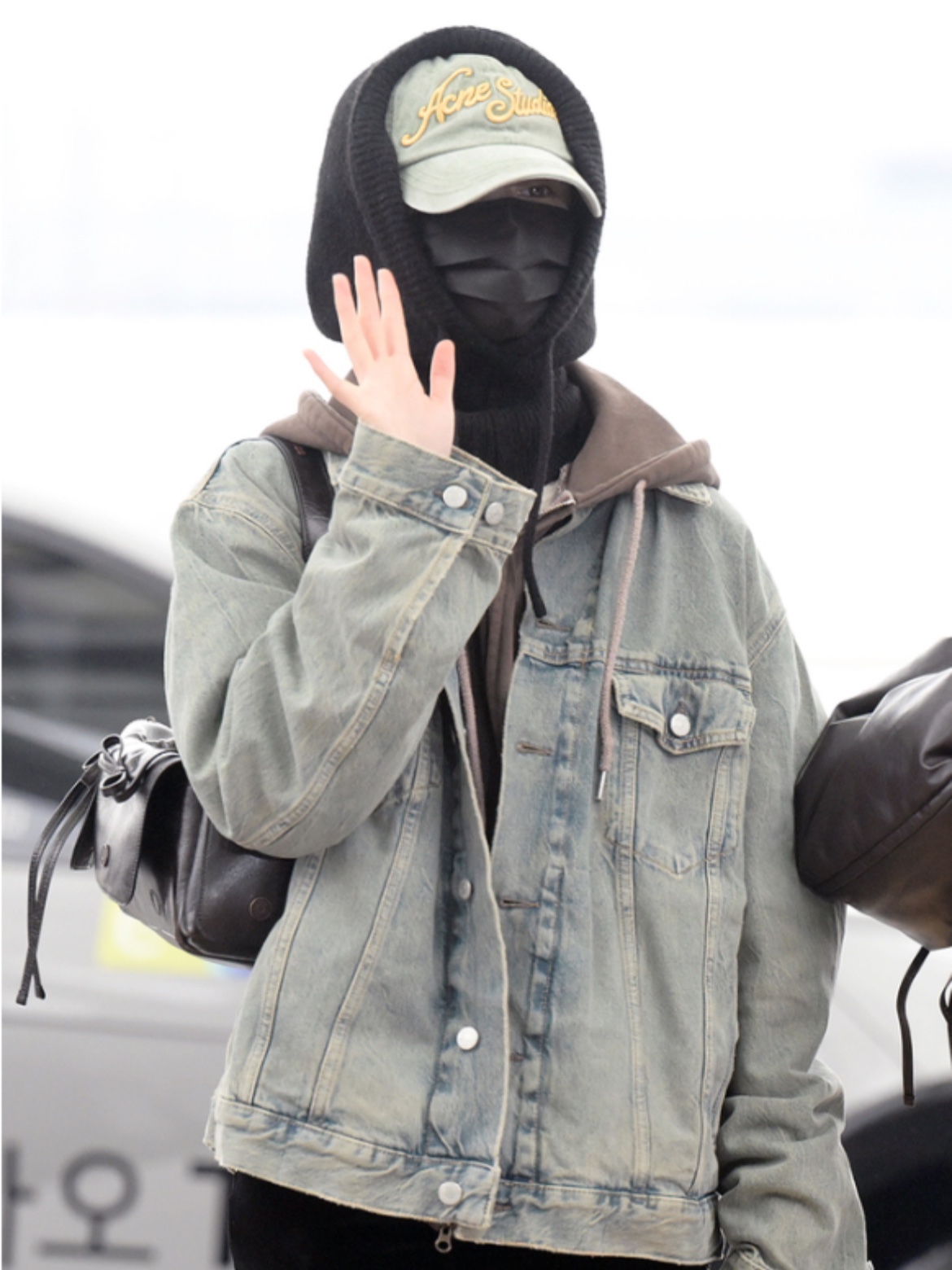Acne Studios Multipocket Bag Dark Brown, Acne Studios Multipocket Bag Black Beige 착용 스타일 - 3