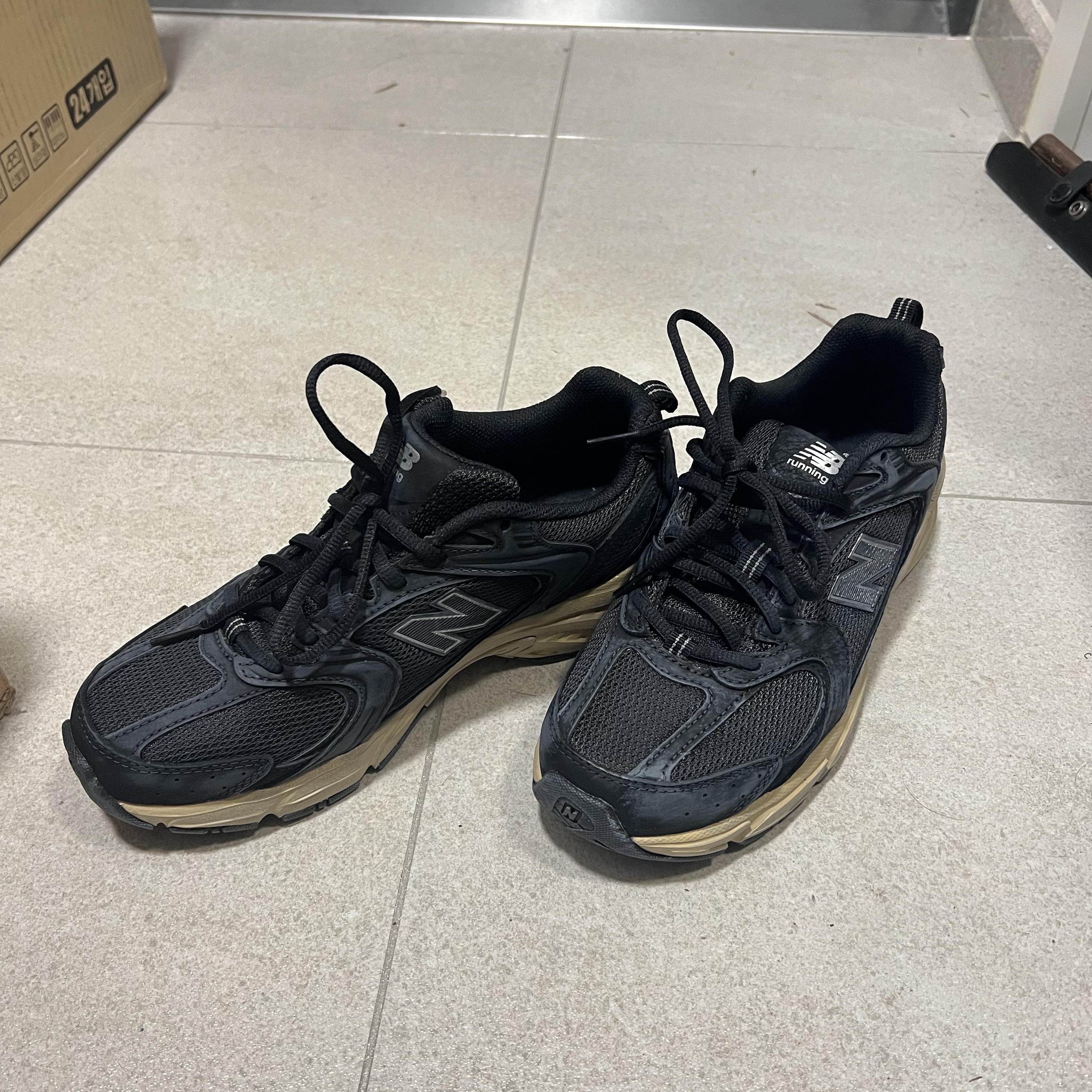 New Balance 530 Vintage Black Gum 착용 스타일 - 6
