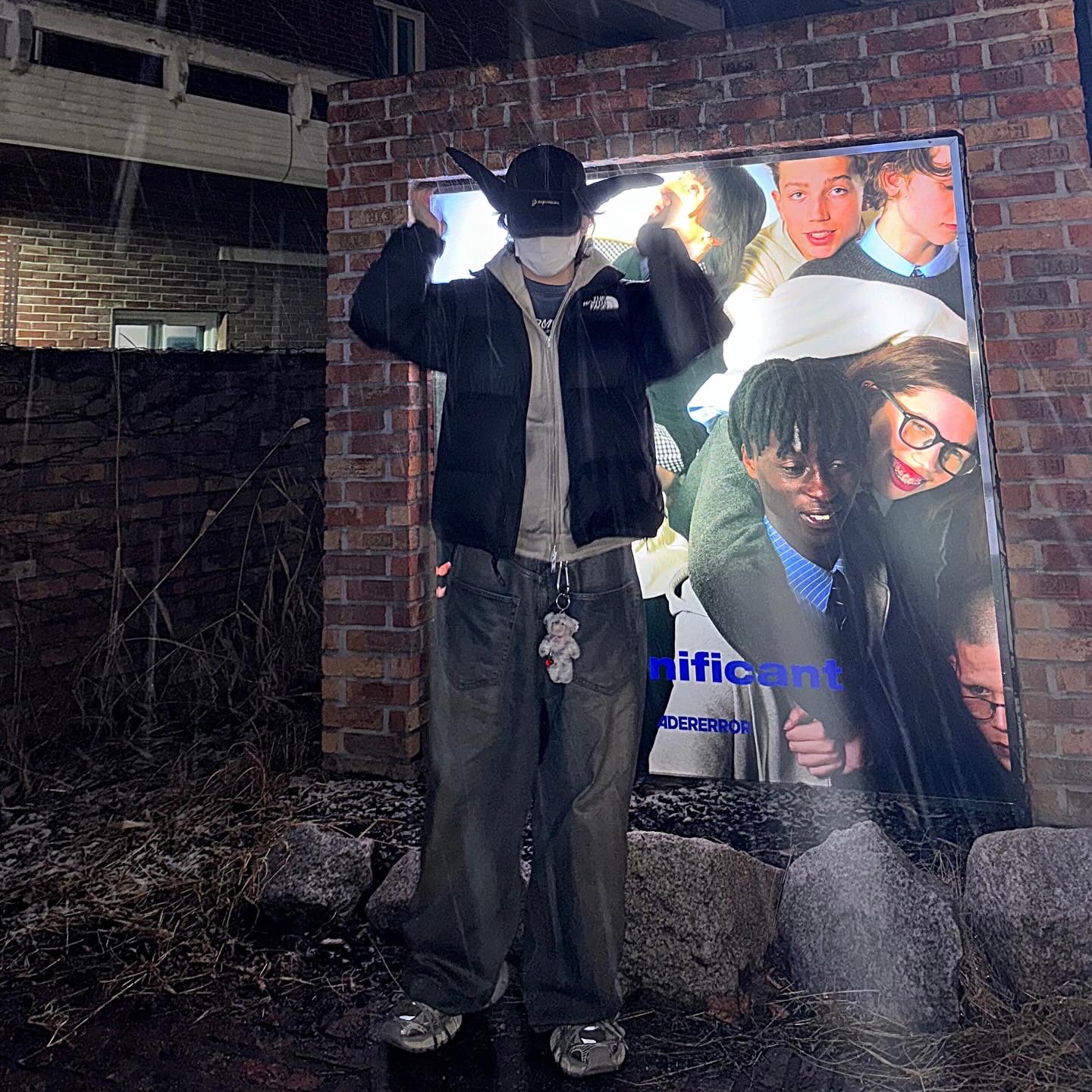 Jacquemus La Cagoule Bricciola Puffed Ear Flap Hat Navy, Balenciaga 3XL Sneakers Light Beige 착용 스타일 - 1