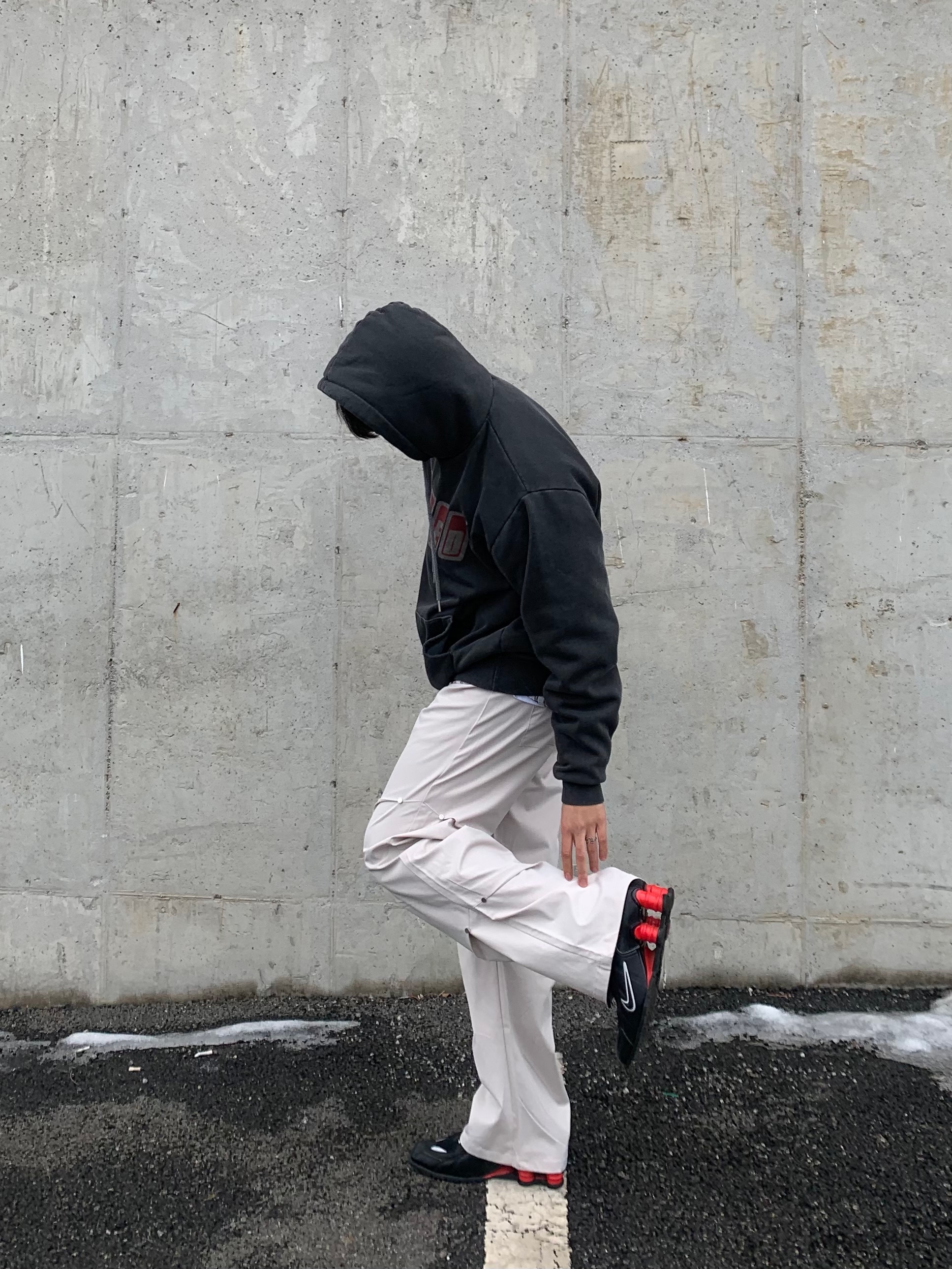 Nike x Martine Rose Shox MR4 Black 착용 스타일 - 6