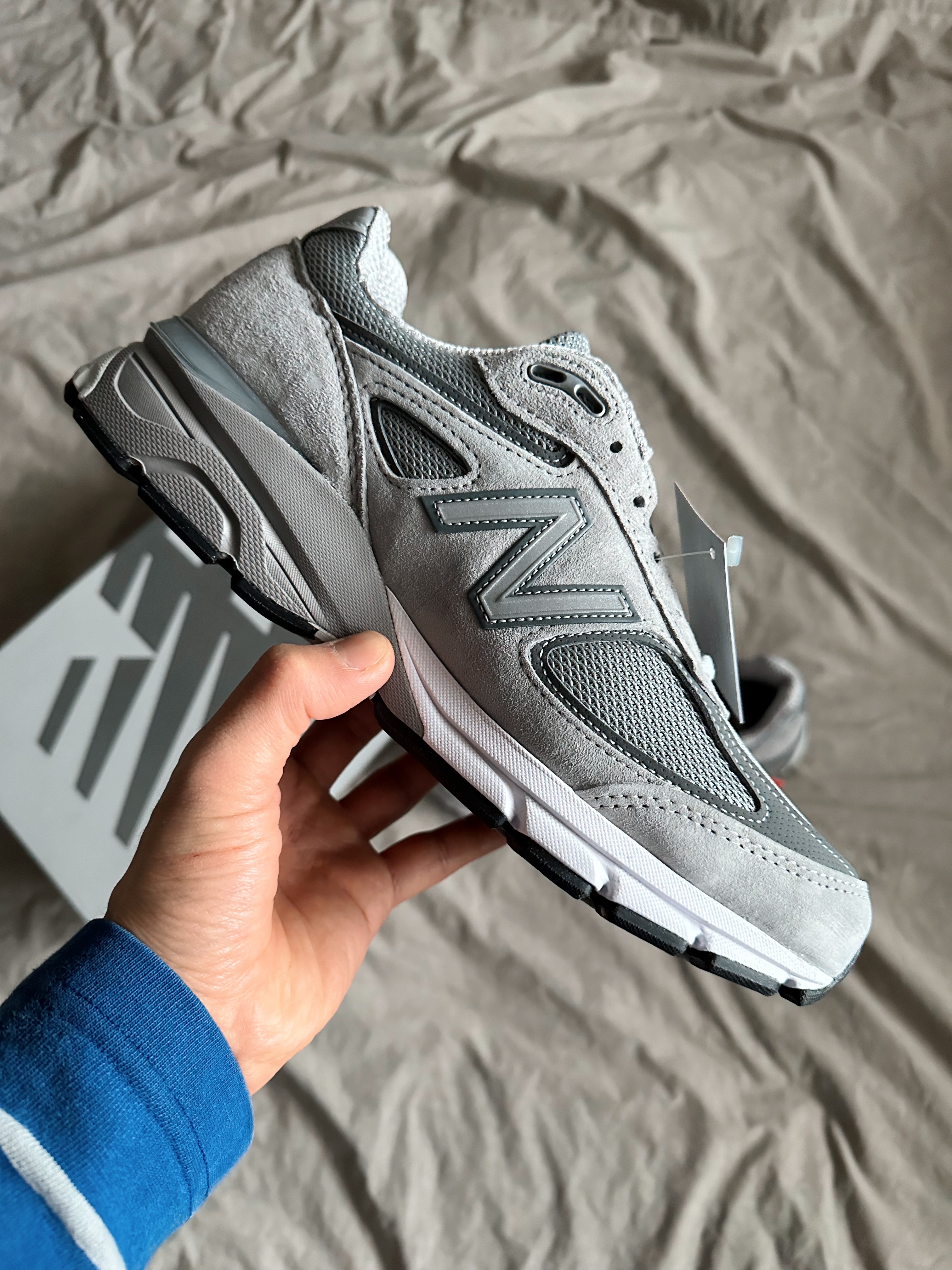 New Balance 990v4 Made in USA Grey Silver 착용 스타일 - 2