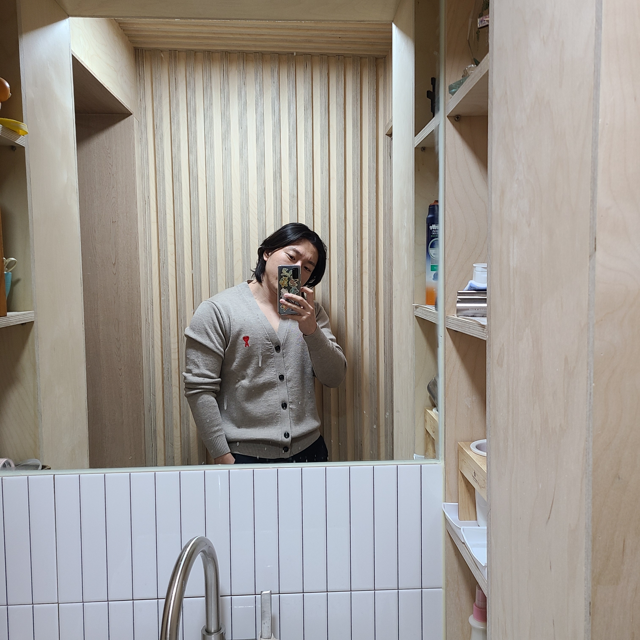 AMI de Coeur Wool Cardigan Beige 착용 스타일