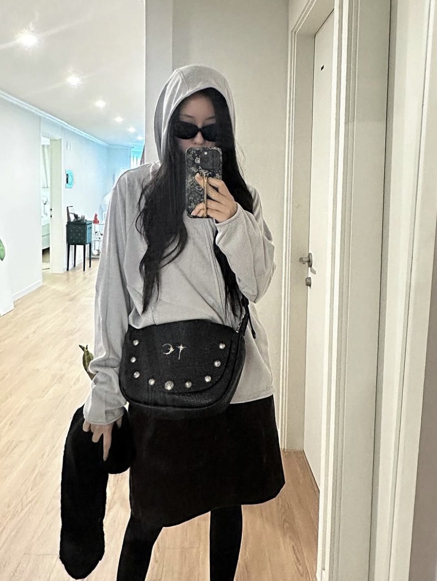 Thug Club Full Leather Dragon Messenger Bag Black 착용 스타일