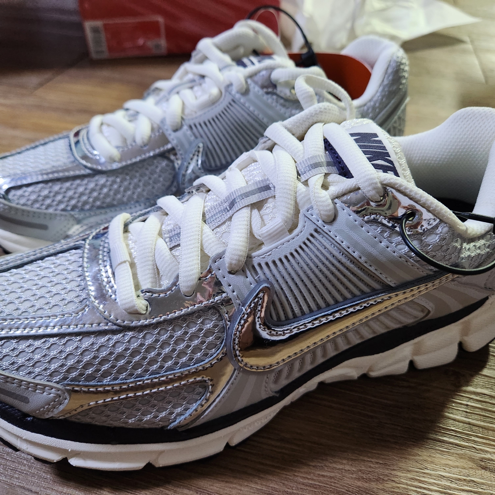 (W) Nike Zoom Vomero 5 Photon Dust and Metallic Silver 착용 스타일 - 1