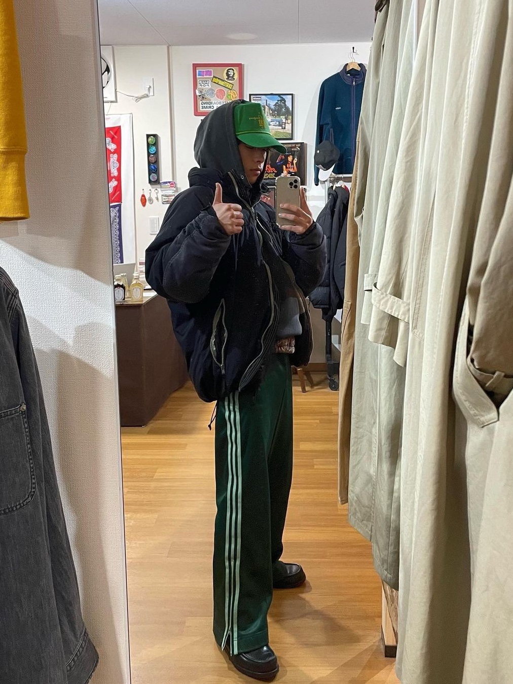 Adidas Adicolor Classic Waffle Beckenbauer Track Pants Wonder White - KR Sizing, Adidas Originals Beckenbauer Track Pants Shadow Green - KR Sizing 착용 스타일 - 3