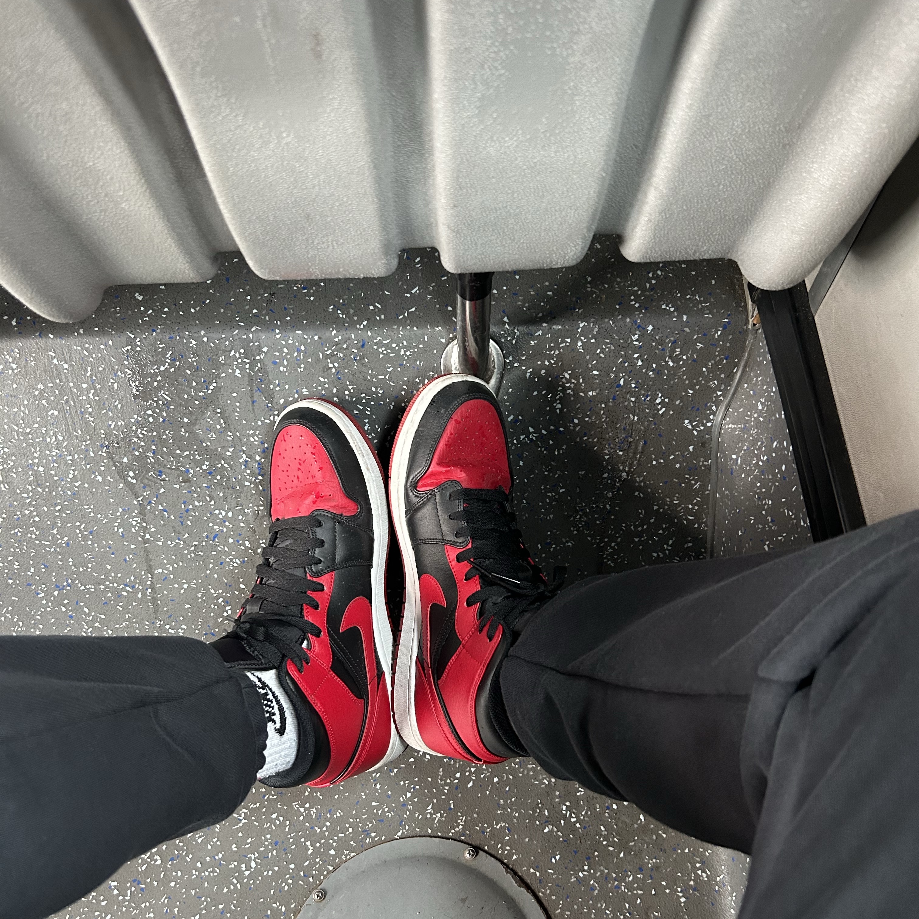 Jordan 1 Mid Black Fire Red 착용 스타일