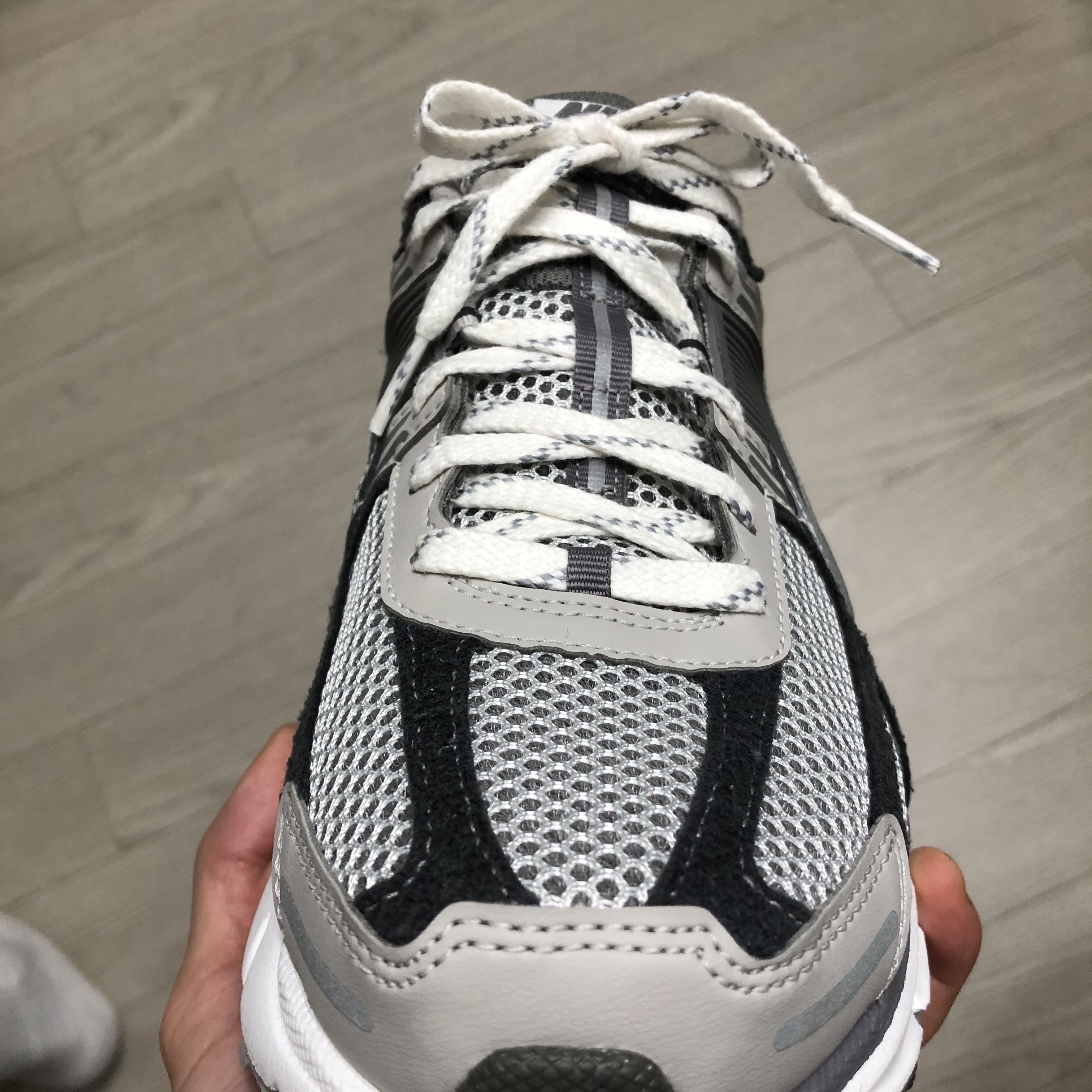 Nike Zoom Vomero 5 PRM Light Iron Ore and Flat Fewter 착용 스타일 - 2