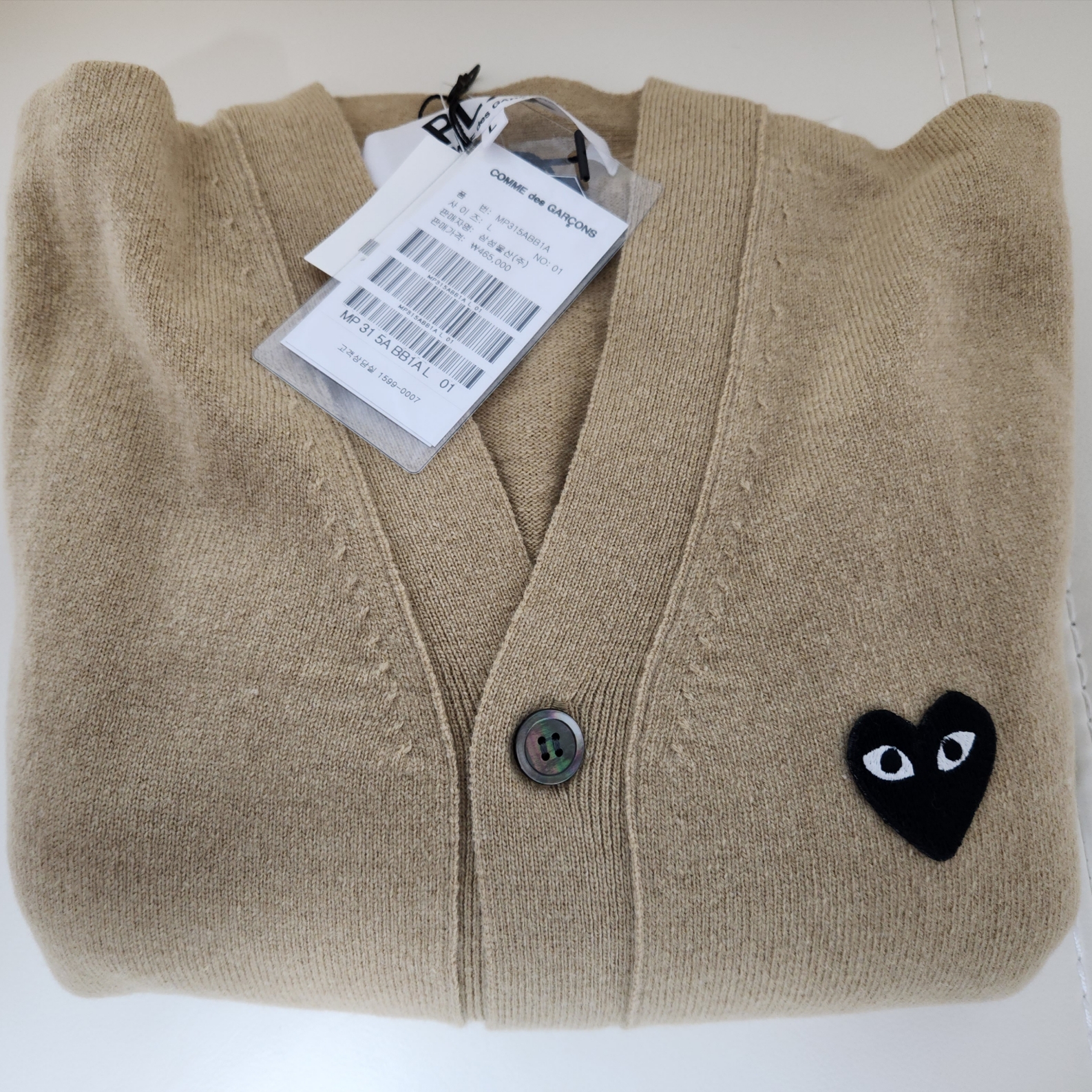 Play Comme des Garcons Black Heart Knit Cardigan Beige 착용 스타일