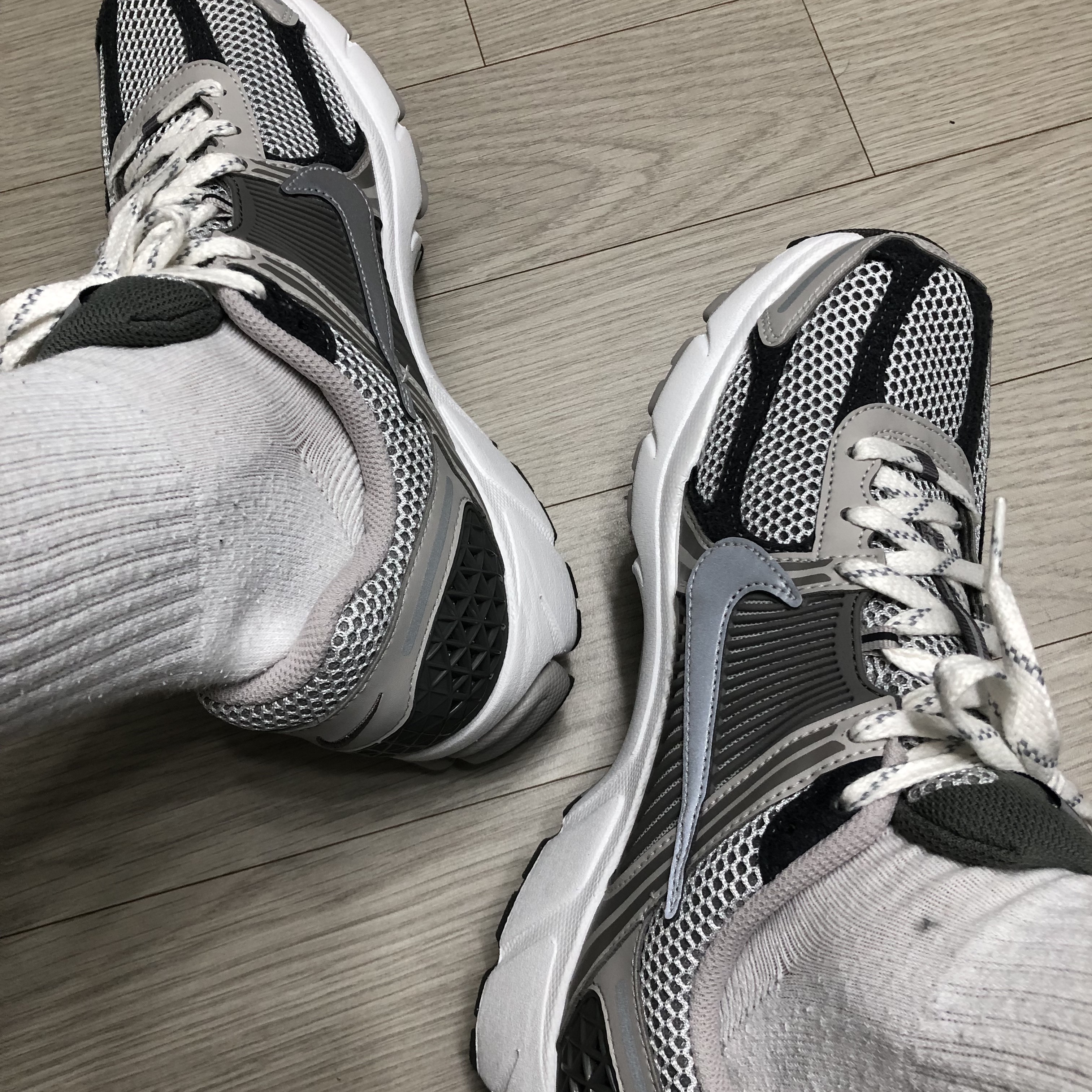 Nike Zoom Vomero 5 PRM Light Iron Ore and Flat Fewter 착용 스타일 - 1