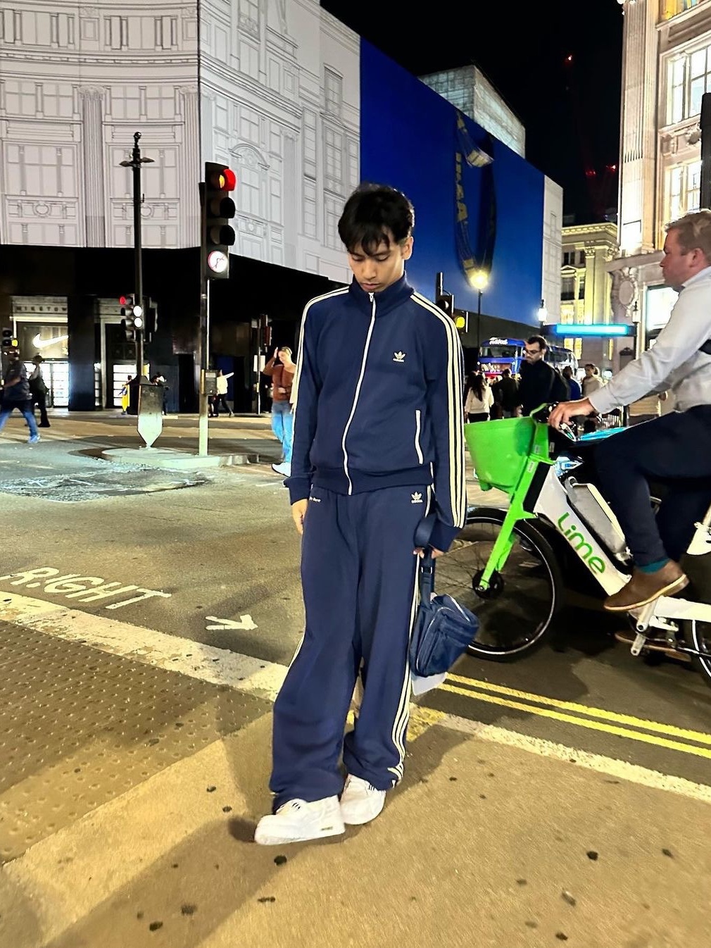 Adidas Adicolor Classic Waffle Beckenbauer Track Pants Wonder White - KR Sizing, Adidas Originals Beckenbauer Track Pants Shadow Green - KR Sizing 착용 스타일 - 4