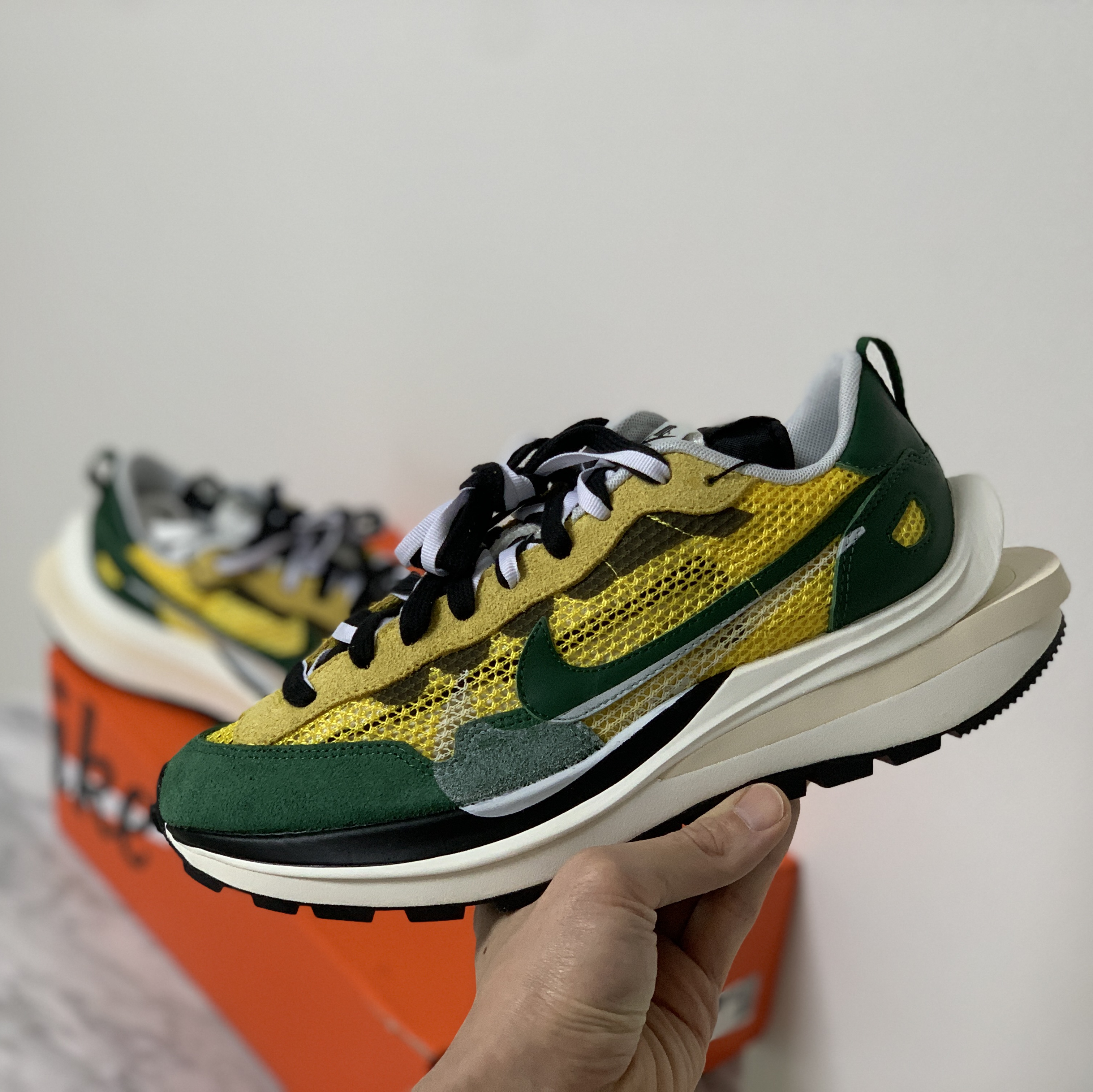 Nike x Sacai VaporWaffle Tour Yellow & Gorge Green Sail 착용 스타일