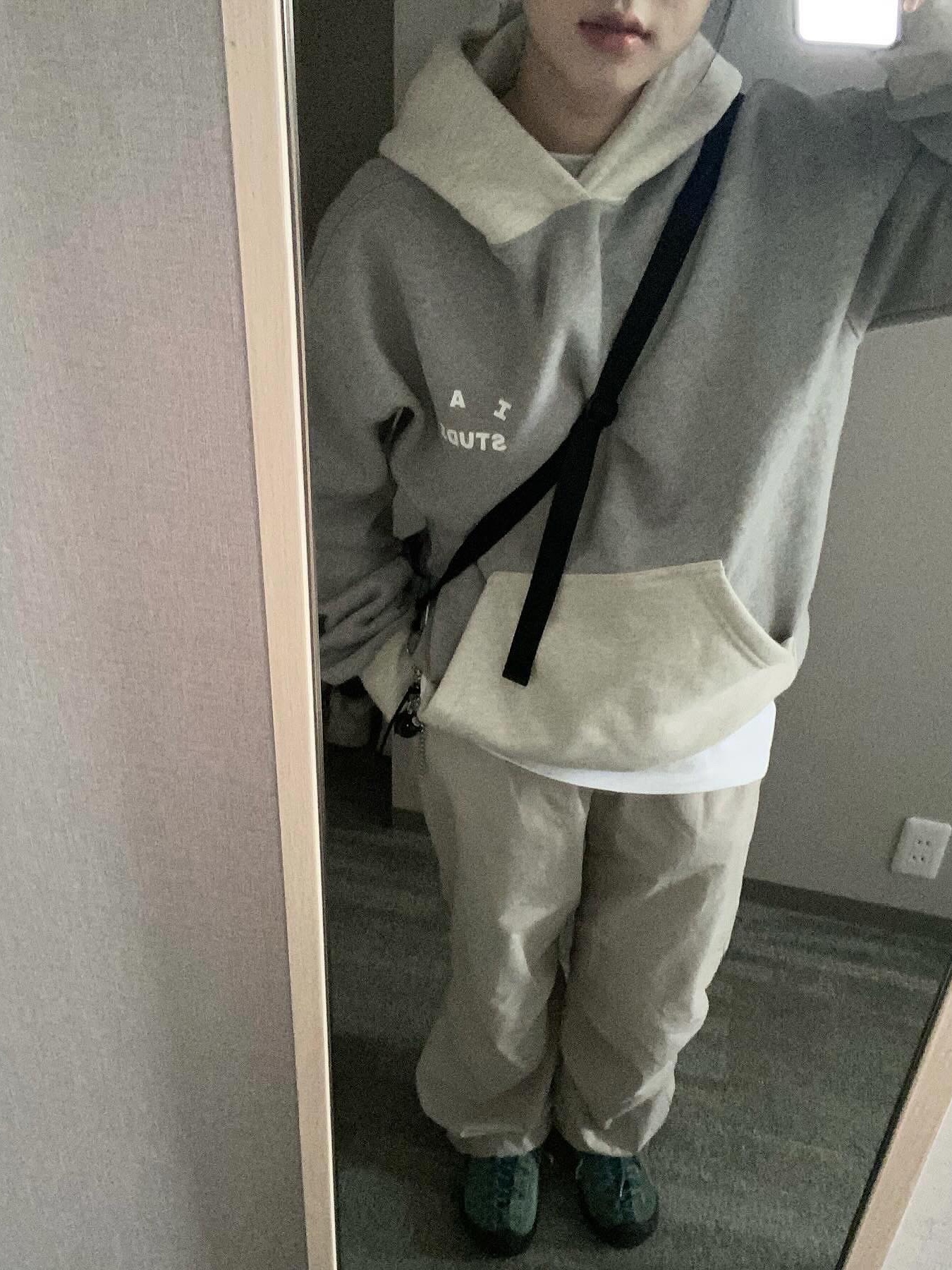 IAB Studio Hoodie Dual Gray 착용 스타일 - 1