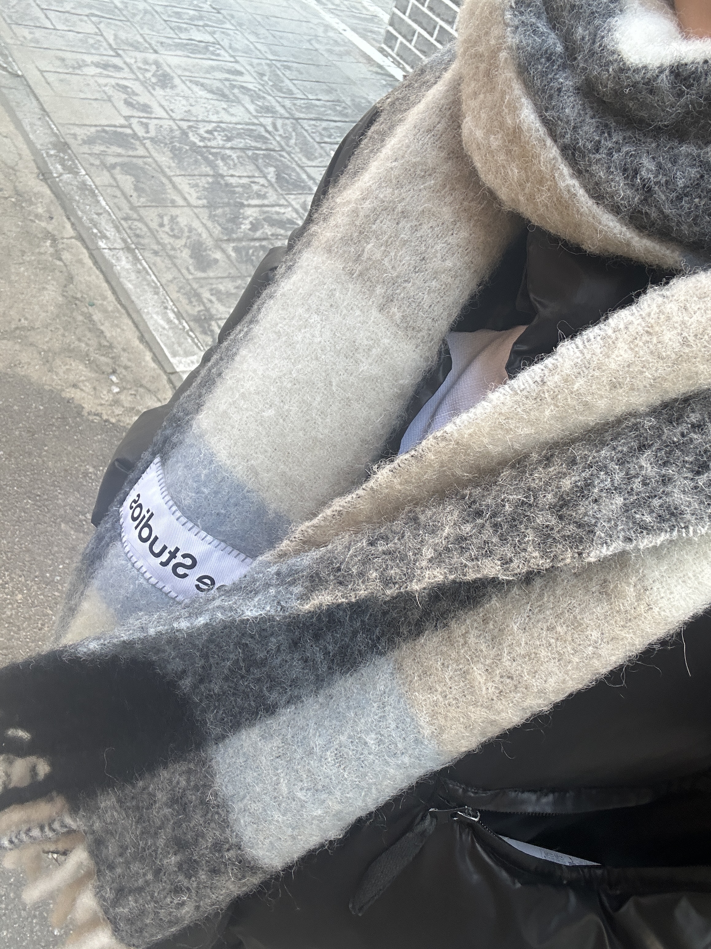 Acne Studios Mohair Check Muffler Blue Beige Black 착용 스타일