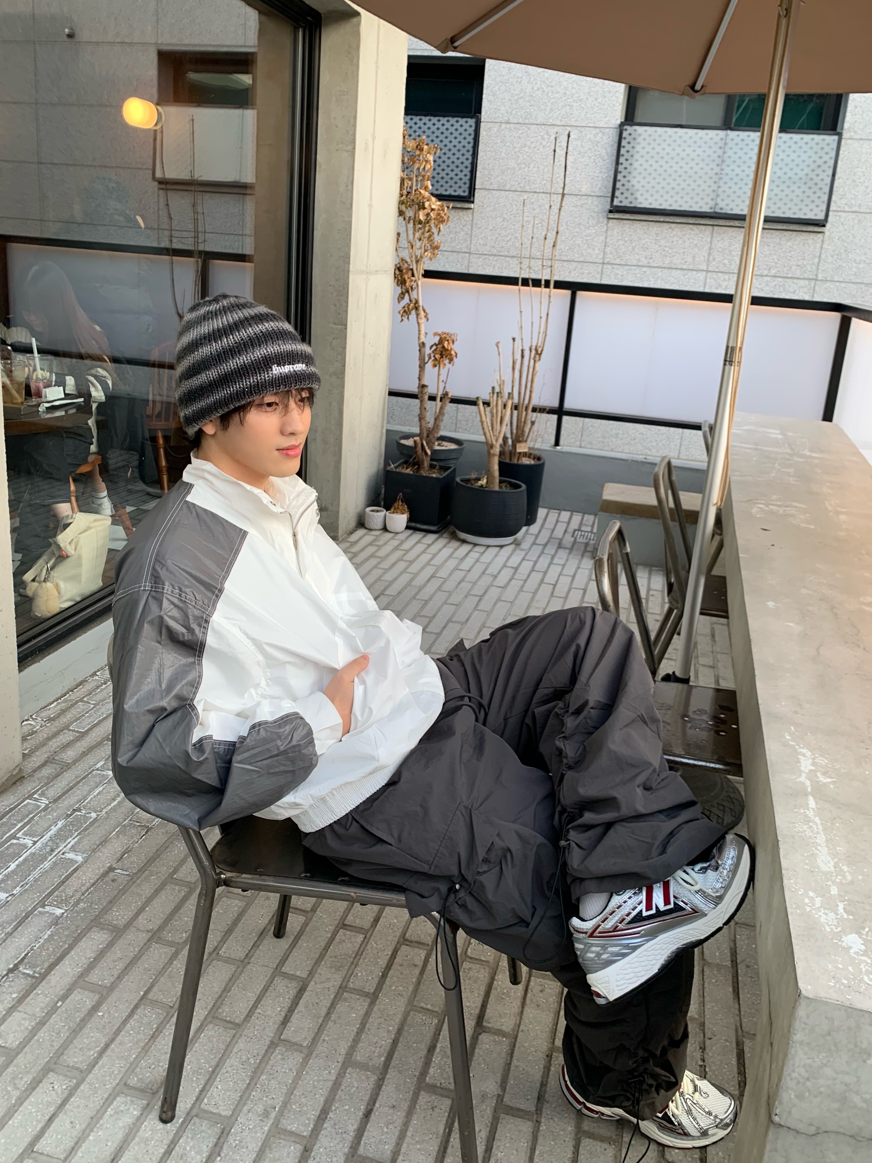 Supreme Ombre Stripe Beanie Black - 22FW, New Balance 1906R Silver Metallic Classic Crimson 착용 스타일 - 1