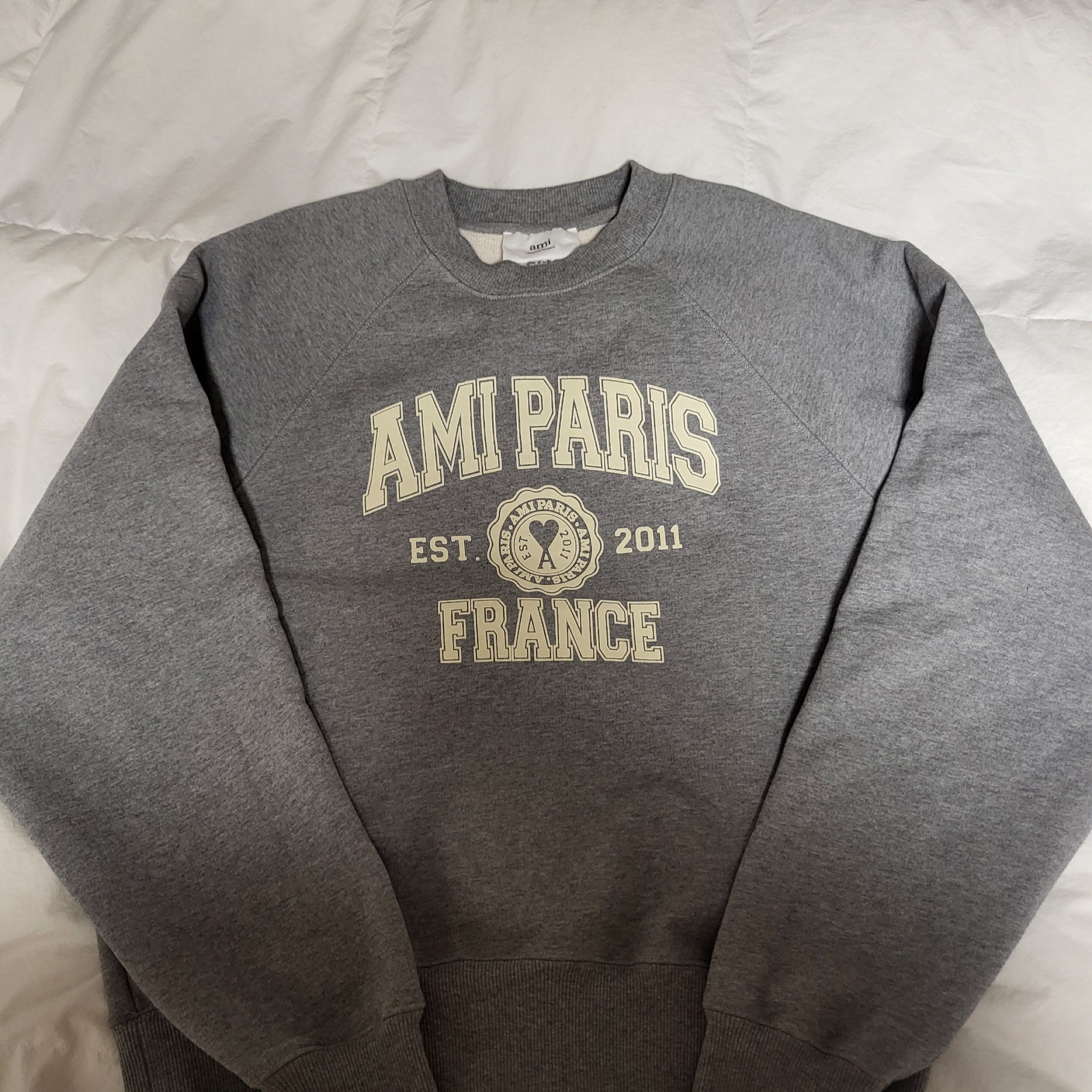 AMI Paris France Sweatshirt Heather Grey 착용 스타일