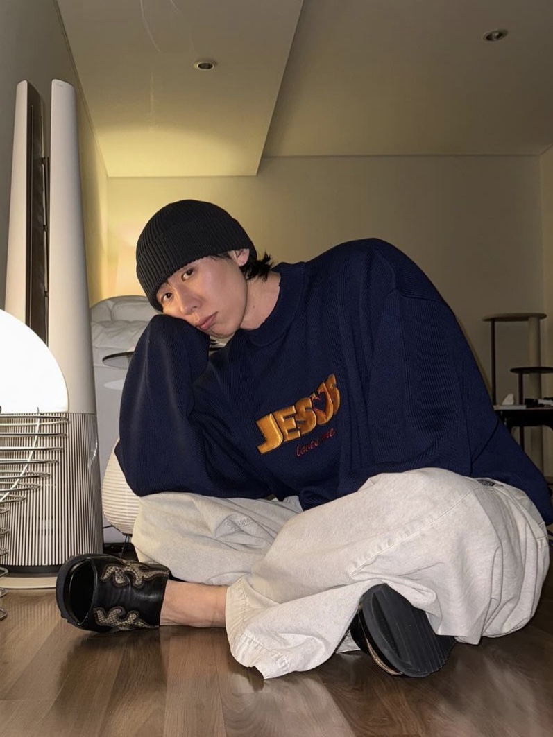 Vetements Jesus Loves You Destroyed Sweater Navy 착용 스타일