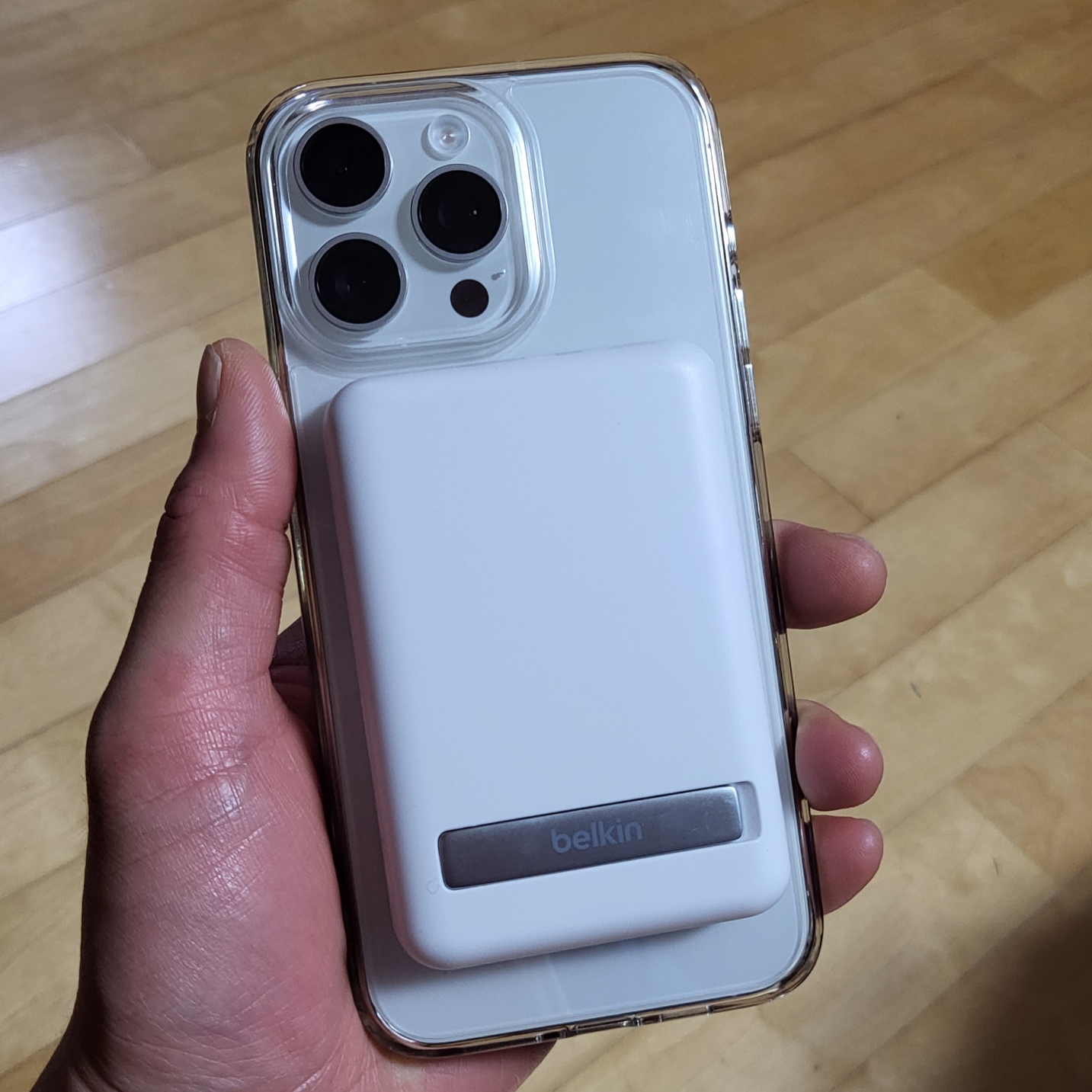 Belkin 5000mAh MagSafe Magnetic Wireless Charging Battery BPD004bt White 착용 스타일