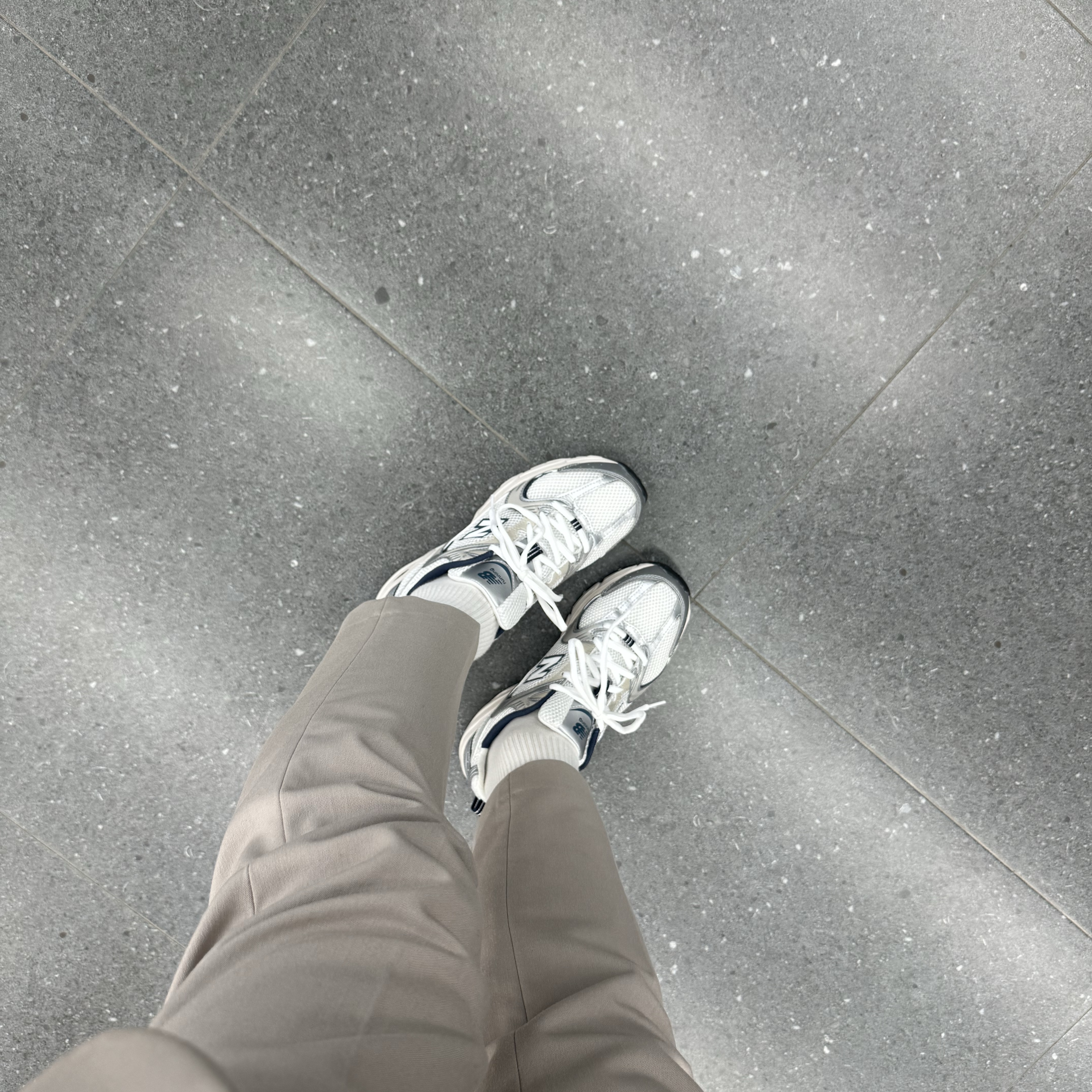 New Balance 530 Steel Grey 착용 스타일 - 1