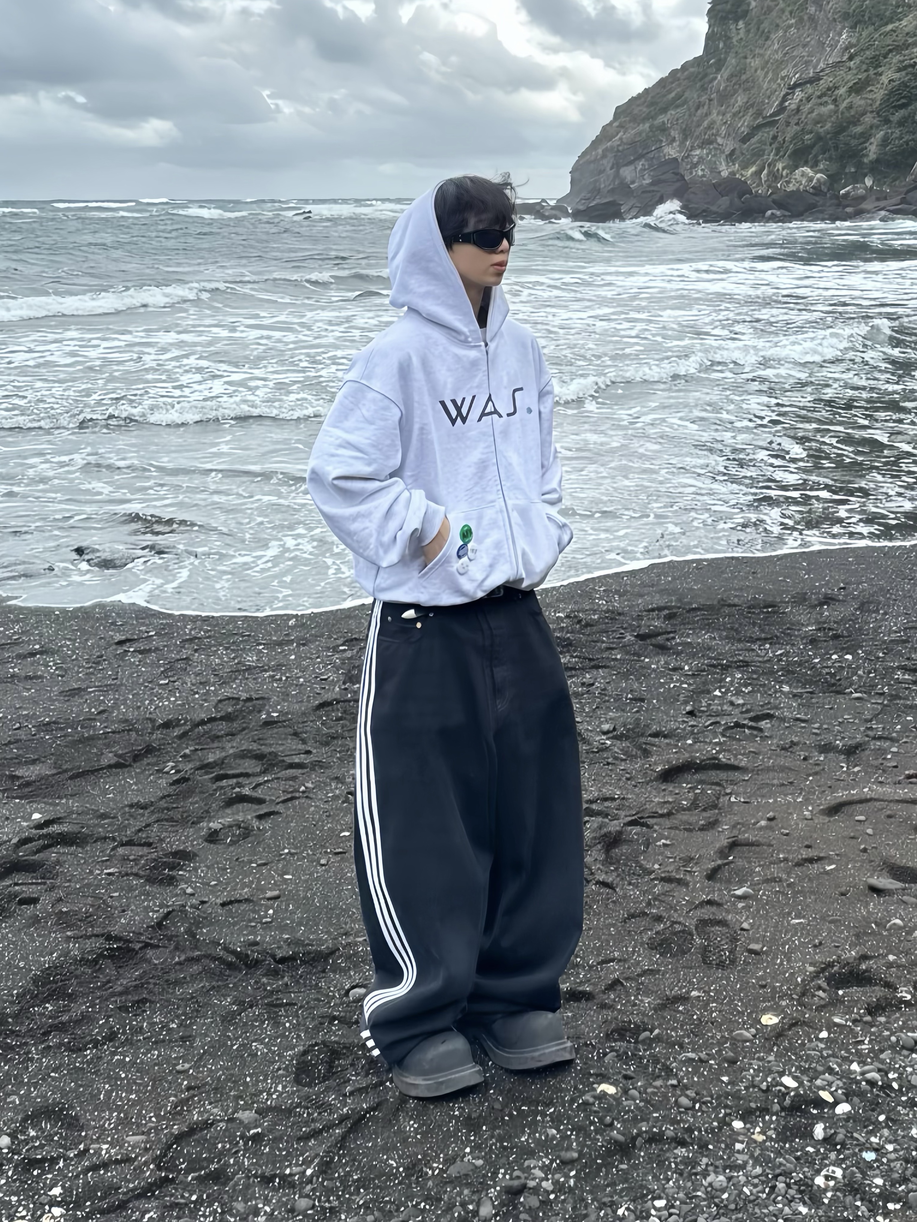 Gentle Monster x Maison Margiela MM003 Black Black, Balenciaga x Adidas Large Baggy Trousers Black 착용 스타일 - 4
