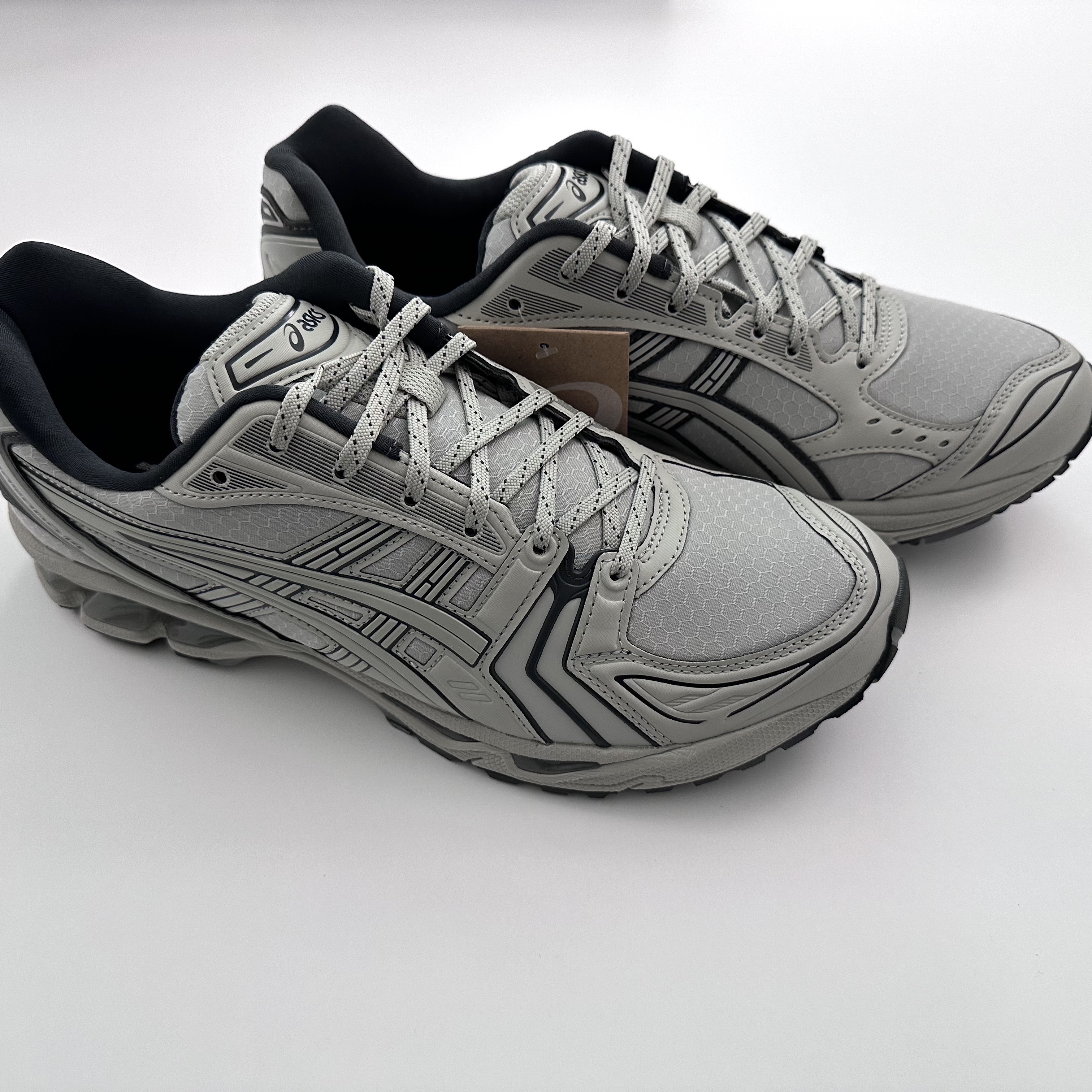 Asics Gel-Kayano 14 Earthenware Pack White Sage Graphite Grey 착용 스타일 - 1