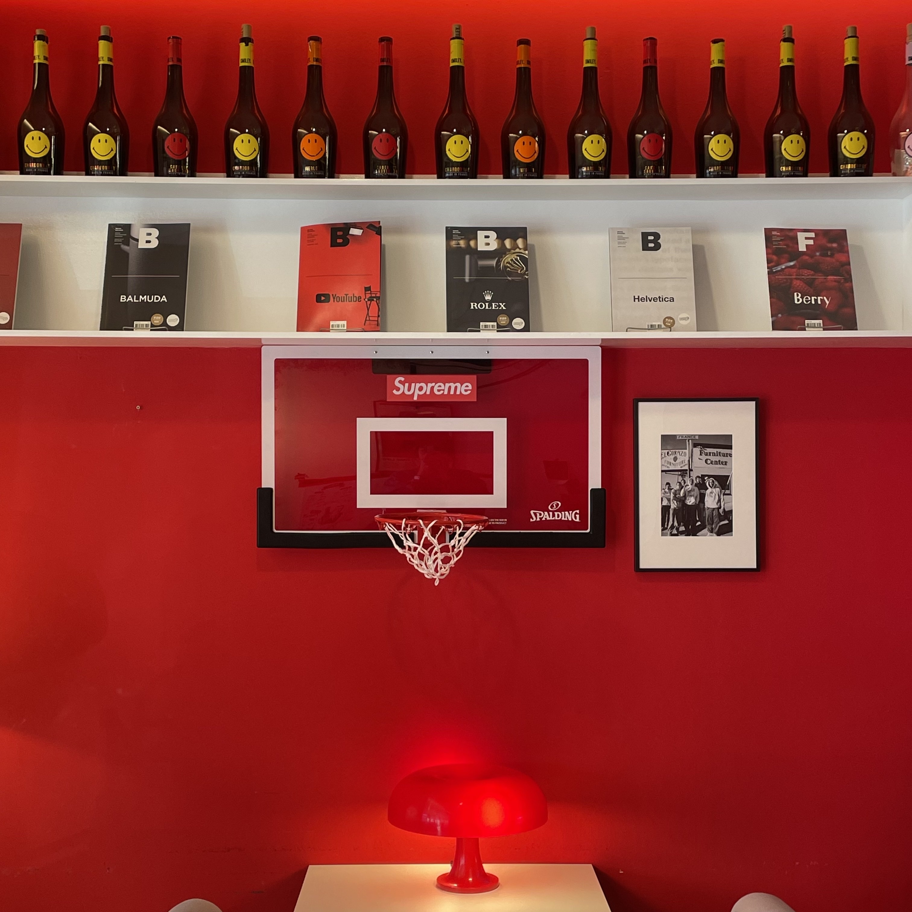 Supreme x Spalding Mini Basketball Hoop Red  - 23FW, Supreme x Kaws Chalk Logo Skateboard Deck Black - 21SS 착용 스타일 - 2