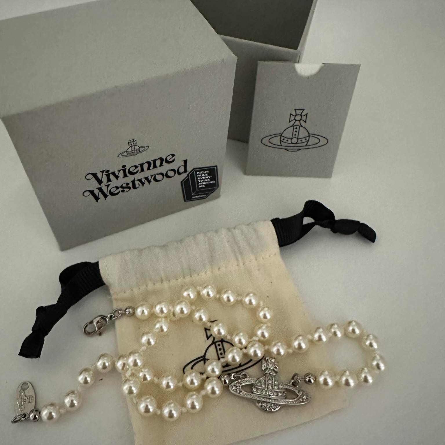 Vivienne Westwood Mini Bas Relief Choker Silver 착용 스타일 - 1