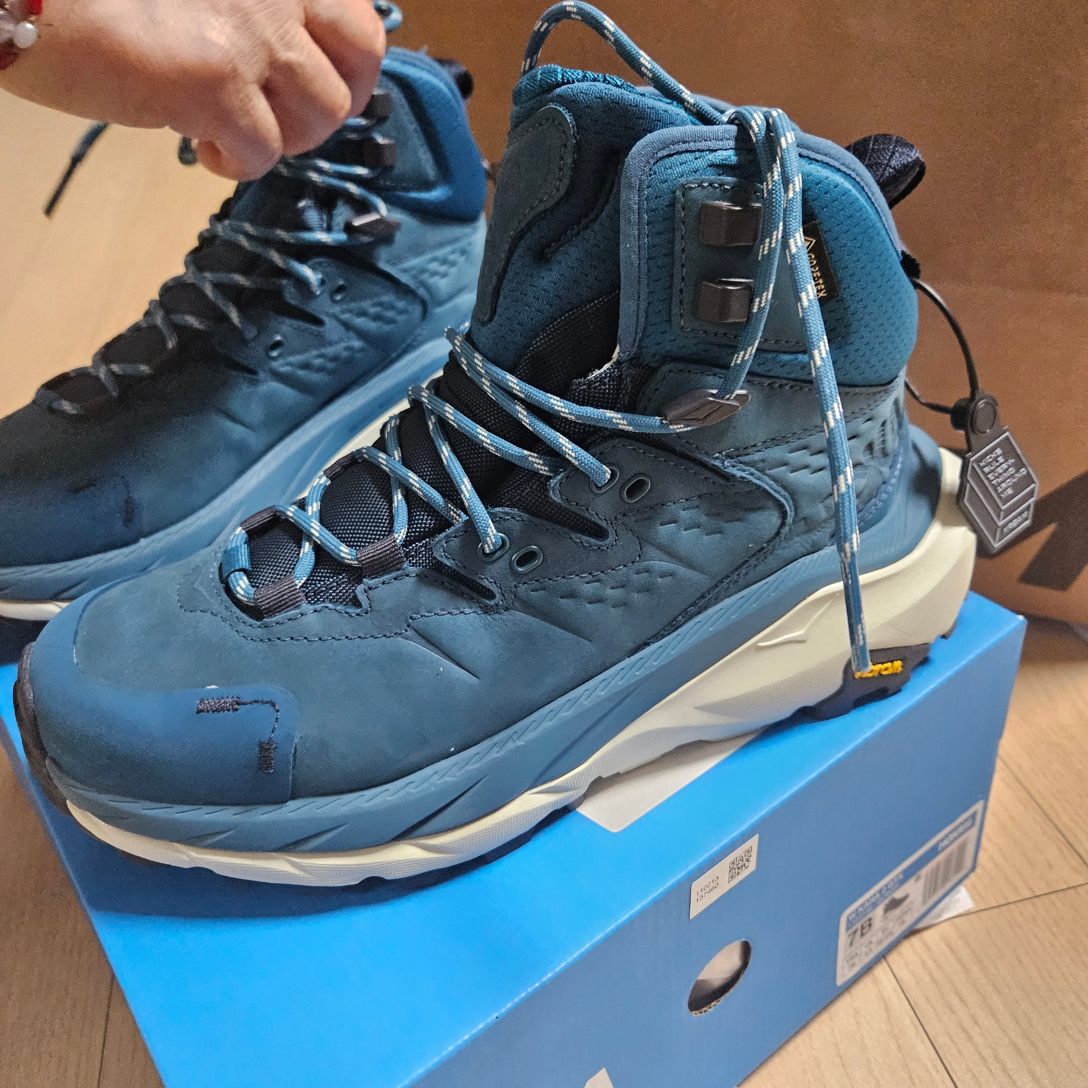 (W) Hoka Kaha 2 GTX Blue Coral Blue Graphite 착용 스타일