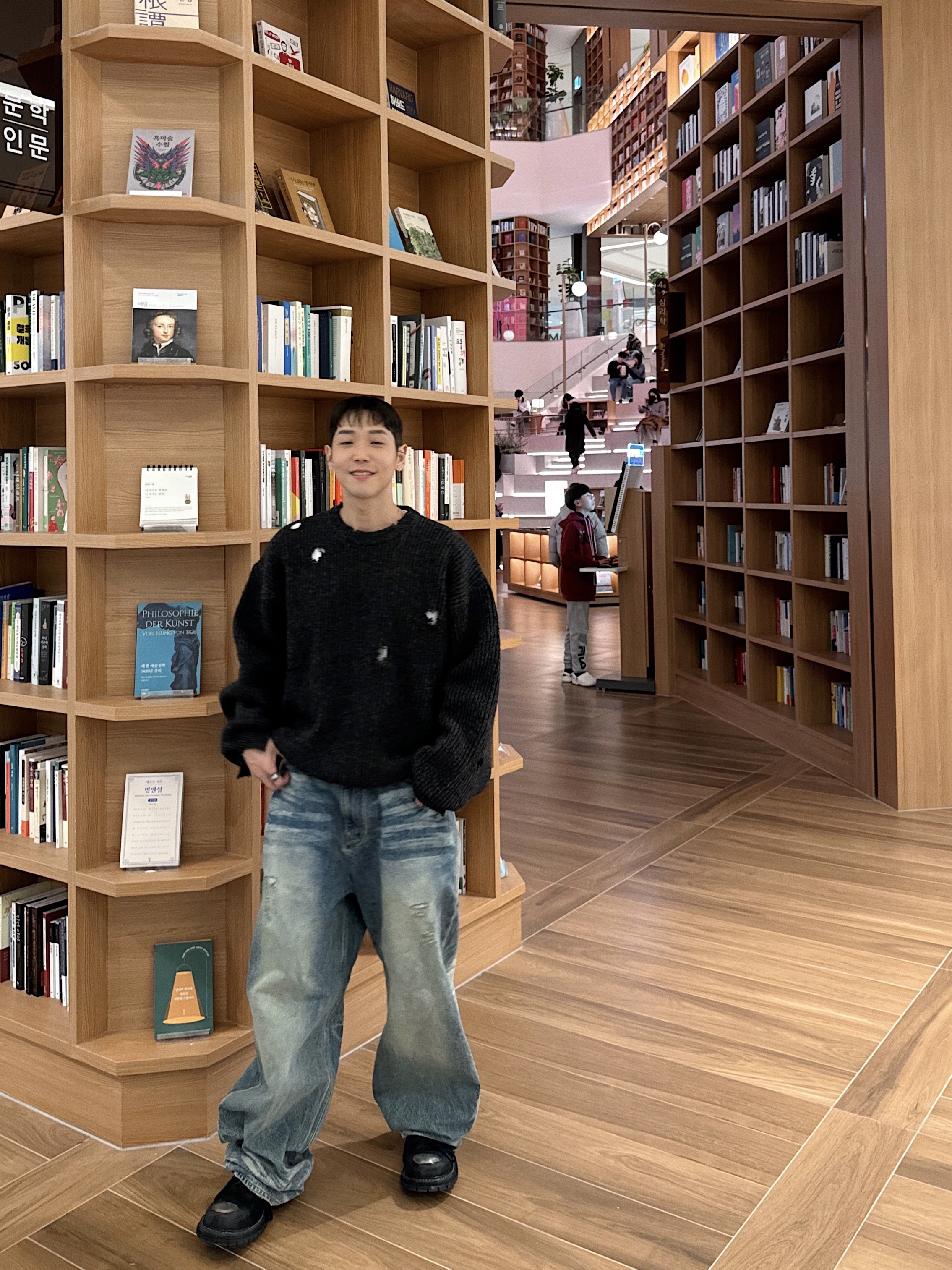 STU Destroyed Knit Charcoal with Name Tag 착용 스타일 - 2