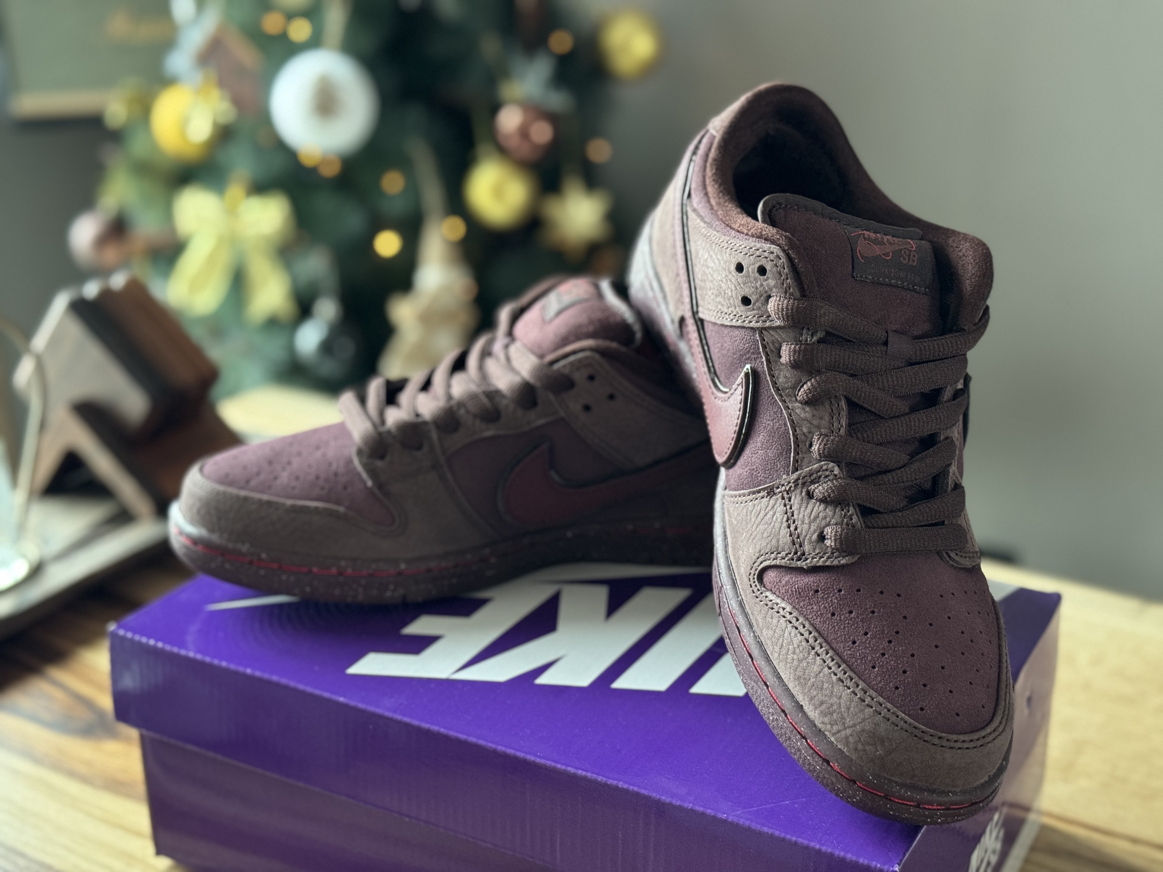 Nike SB Dunk Low PRM Burgundy Crush 착용 스타일 - 1